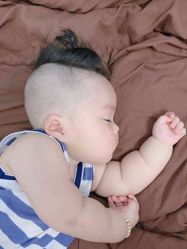 Con hơi nhiều ngấn tí, mẹ nào xin vía nhiều ngấn ko em cho ạ 😛😝