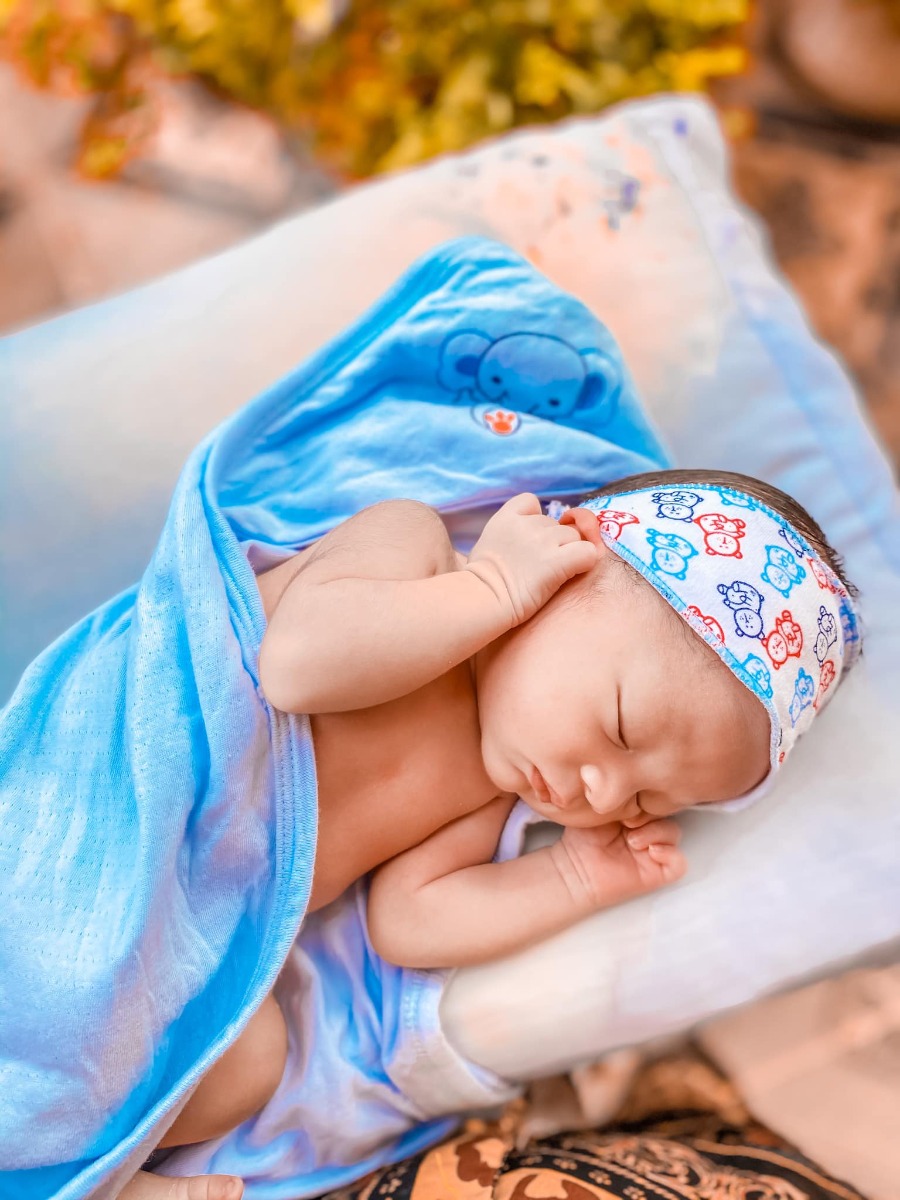 Review Đi Đẻ Phụ sản Hải Phòng - Kinh nghiệm đi đẻ ở bệnh viện Phụ sản Hải Phòng

Chào các mom e đẻ bé đc 12Days thấy các mom đag tìm hiểu về BVPS e có vài lời review 
- 39w5 Em đau râm ran từ đêm hôm trước đau kiểu đầy bụng ấy . Sáng hôm sau e đau theo cơn kiểu đau đến ngày nhưng k ra thăm hay gì. E còn tranh thủ ngủ buổi sáng đến chiều Ck e dục đi khám xem sao . 
13h chiều vk ck e lên khoa cấp cứu bs khám bảo mở 1p rồi vào siêu âm. 
Lúc siêu âm bs bảo 1 bên ối ít rồi e bảo e có thấy ra ối đâu nhỉ thế mà đứng dậy quần e ướt thì ra là rỉ ối. Em nhập viện luôn vì bsi bảo dễ bị suy tim . Lên e k kịp xin giấy chuyển viện 

Em vào phòng chờ sinh lúc 15h vẫn mở 1p . Thấy các c nằm chờ đẻ sợ dã man . Xong k đc cho ng nhà vào nằm đấy tủi thân khóc xong ngủ quên mất :)) 

Bsi bảo vê đầu ti thì nhanh đẻ . Em đc trộm vía k đau em mở 7p vẫn nằm ngủ 🤦🏼‍♀️. Em nằm đấy xong các c đi đẻ hết e vẫn nằm . Tử cung e dầy lên y tá tiêm thuốc dã tử cung . Em là đứa sợ tiêm lên nhìn mũi tiêm e sợ vcd nhưng đc 3 chị y tá ra dỗ dành 🤪🤪. Lên tiêm ok hơi tê 1 chút . Tuy ở trong đấy k có ng nhà nhưng y tá nhẹ nhàng cần nước có nước cần sữa có sữa cần cháo lại có cháo :)) ỉa đái tại giường có ng bưng bô . 
E được tiêm và chuyển kích đẻ vì tử cung e mở lâu và tử cung dầy
E nằm từ 15h-2h sáng lên em đc tiếp xúc với 2 êkip chiều vs đêm . Chiều thì ng nhà k vào đc còn tối ng nhà e thi thoảng vẫn chạy vào y tá cũng đồng ý cho gặp 1 chút. 

Tuy k đau đẻ nhưng dặn ngu lên con em tí ngạt . Bé sinh xong phải đưa đi thở oxy. Lúc sinh xong e nằm phòng hậu phẫu được đút y tá đút cháo cho ăn :)) 
Sau 6h nằm theo dõi e được chuyển lên khoa sản 1 tầng 6 . 
Phòng em là phòng thường vì hết phòng y cầu lên bsi bảo nằm tạm t2 mới có phòng . Nhưng phòng thường của em 3 người thoáng và sạch sẽ . E đẻ xong cũng k đau lên e đi lại đc luôn nhà vệ sinh ngoài cũng ksao đi lại cho hết sản dịch . 

Nằm trên khoa y tá vào rửa vệ sinh 2 lần / ngày . Sáng các y tá đón bé đi tắm . Bsi y tá vào tiêm và ktra vết thương vào buổi sáng. Nói chung là nhẹ nhàng cần gì cứ gọi y tá là có hết. 

Con e thở oxy lên nằm dưới khoa sơ sinh 2 ngày và 2 ngày chiếu đèn. Lên e đi đẻ như đi du lịch mặc dù đẻ thường nhưng e vẫn phải ở viện 5n chờ con 

- Bh trái tuyến lúc vào đóng 4tr. Về trả 900k ( bao gồm cả lấy máu gót chân )
- lúc đẻ y tá gọi ck vào xin thẳng 1tr . Ck e cho 1tr5 . Và lúc y tá bế bé ra ck em cho 500k. 
- vì bé nằm dưới sơ sinh e đki bế bé lên gặp mẹ mất 300k 🙂 gặp đc 5-10p. 
- sau hôm ấy e đki cho con bú và gửi sữa cho bé 300k/2 ngày. Gặp bé vào lúc 5h30 và 8h30 gửi sữa thì 3h/1lần. 
- khi về cảm ơn khoa 300k. 

Vì bé ở dưới khoa sơ sinh lên e buộc phải mua bỉm với sữa theo viện. 
Sữa mẹ sữa tắm con sữa tắm mẹ các thứ k ai ép mua tuỳ mình . 
Khi về phải mua D3 cho con để ngta kí giấy cho về :)) 
Thuốc mẹ mua hay k thì tuỳ . 
Ở viện cho mượn sẵn tã với phích nước. Ở ngay ngoài hành lang có nước nóng lạnh chỉ cần mang phích ra lấy . 
Chung quy thái độ phục vụ đã cải thiện . Chuyên môn tốt . Giá cả ngang với đẻ dịch vụ.
- còn về phần thủ tục nhận viện mình thấy đơn giản k có gì là khó khăn cả . Viết giấy điền tên với cmt . Nếu phân mở to rồi thì ck viết . 
Lên đến phòng đẻ chỉ lấy máu và thụt hậu môn thôi. K có gì là lằng nhằng cả . 
Mình tử cung dầy con đầu cao cạn ối vẫn đẻ thường thành công .
- À lúc mình khâu đc tiêm thuốc tê . Bsi còn hỏi mình nếu đau thì bảo để tiêm thêm . Lúc khâu bsi rất nhẹ nhàng hỏi han có đau hay tức gì k nhé