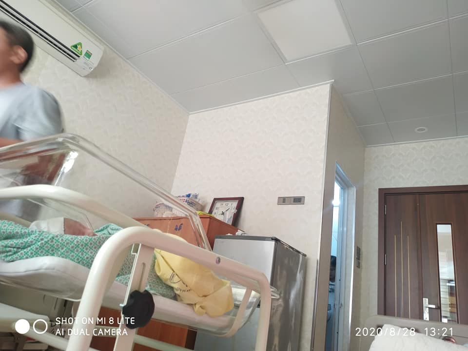 REVIEW KINH PHÍ ĐẺ MỔ DỊCH VỤ PHỤ SẢN HÀ NỘI D4

Hôm trước có hứa chia sẻ về kinh phí đẻ mổ dịch vụ D4 cho một số bạn. Nay ck mình thanh toán rồi, nên mình chia sẻ cho một số bạn chuẩn bị đẻ mổ dịch vụ D3,D4 để chuẩn bị nhé❤️
- Đồ mang đi sinh Mẹ và Bé. 
Vẫn như mọi lần nhà mình ôm đồm mang rất nhiều đồ, sau phải mang về hết😁. 
Nên các mom chỉ cần cb:
+ 01 Bộ cho Mẹ và 01bộ Bé lúc ra viện
+ Bỉm cho Mẹ và Bé, sữa, bình sữa cho Bé
+ Bao tay, bao chân, mũ, khăn xô
+ Tất chân cho Mẹ, bông nhét tai, nước muối sinh lý để lau mặt, khăn mặt, bàn chải đánh răng
+ Khăn voan/ khăn bông bay che bé khi ra viện
+ Khăn khô đa năng để rửa cho Bé ị, đái
+ Chậu nhỏ để rửa cho bé ị, đái.
Hình như chỉ thế là đủ😍😍
- Về kinh phí:
Mình mổ chủ động, chọn BS khu dịch vụ, nằm ở D3 hay D4 là do BS mình chọn làm bên nào nhé. Mình nằm D4. Các Mom khi đi làm thủ tục mổ thì không cần đặt trước phòng cho đỡ tốn 1 ngày tiền phòng nhé😊
+ Đặt cọc 25,5tr
+ Chuẩn bị ra viện cọc thêm 8tr
Tổng 33,5tr được trừ 2,1tr BHYT trái tuyến. Tiền viện phí 31,5tr + 1tr( gần 1tr thôi) tiền sữa Mẹ, con, chai gừng hạ thổ- cái này không cần mua nếu Mom nào mua sữa cho con rồi, nên dặn chồng trước vì lúc này mình nằm hậu phẫu ko dặn trước là lại mua giống nhà mình đấy😀😀+ 1tr camonBS +2,5tr tiền thuốc Mẹ, con + 1tr kem trị sẹo mổ😬 Tổng chi 37tr (cơm nhà tự nấu nhé)
Cụ thể:
+ Làm Full xét nghiệm cho con, loại nào nhiều mức giá thì chọn loại giá cao hơn nhé.
+ Khám, siêu âm Mẹ, con khi ra viện. 
+ Mẹ tắm khô 1 lần, cái này nếu nhà Mom nào có ng nhà lau người cho thì cũng không cần😁, vì yta họ chỉ đeo cái găng tay dạng xốp lau khắp ng mình thôi, lau xong thoáng mát cũng thích😊, Không gội được khô vì tóc dài quá, chị y tá bảo không đủ dầu gội😂
+ Chiếu tia plasma 6 lần cho 3 ngày: 3-2-1
+ Rửa vệ sinh hàng ngày cho Mẹ, 2-3lần.
+ Mình làm thêm Kế hoạch hoá GD trong lúc mổ nữa, nghe nói khoản này chi phí 1,4tr
+ Dùng gói giảm đau 3,5tr.
+ Ở phòng 2giường 1trx3 ngày.
+ Giường gấp cho ng nhà 50k/tối.
Hết rồi nhé. 
Mình có ảnh D4 cho các bạn tham khảo. Phòng mới sửa sang nên sạch sẽ, nhưng cũng không rộng rãi lắm, 2 giường ngủ, tối ng nhà 2 giường gấp là vừa khít chỗ nhé.
Chúc các Mom cán đích thành công nha❤️❤️