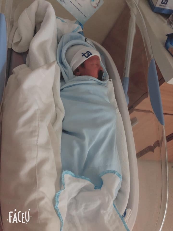 REVIEW SINH TẠI BỆNH VIỆN TÂM ANH

1 chút review trải nghiệm cá nhân lần đầu làm mẹ của em ❤ 
Lần đầu tiên mang bầu nghe mấy ng bạn kêu là đi đẻ vất vả lắm. Mang cái nọ cái kia lỉnh kỉnh lắm chưa nói tới là đẻ xong k có giường mà nằm này kia... lo lắng đủ thứ
Ấy thế mà lần đầu tiên làm mẹ chỉ cần xách mông lên và tới bệnh viện chả mang theo cái j cả :)). Hàng xóm cứ nghĩ đi khám định kì . 😂😂😂😂 hỏi mới biết em đi đẻ 🤤🤤🤤🤤
Bác sĩ chăm sóc nhiệt tình tới chân tơ kẽ tóc . Người nhà tới nói là tới trông nom mà thật ra tới chỉ để ăn và  để ngủ 😂😂😂😂 đồ ăn cũng ngon í . Mình đóng gói đẻ thường tại Tâm Anh mà cuối cùng là phải mổ vì em nằm cao quá mẹ rặn k đc.  Nói chung là rất ưng ý . E ở Sài Gòn. Lấy chồng ở SG. Mà tới khi đẻ vẫn quyết định bay ra HN để đẻ ở đây í ạ. Rất là ưng í . Các mẹ nào còn băn khoăn k bít chọn đâu để yên tâm. Thì e xin vote 1 phiếu cho Tâm Anh. Rất tuyệt vời. Vết mổ rất thẩm mỹ như hằn bụng k lồi k giun dết tí nào.