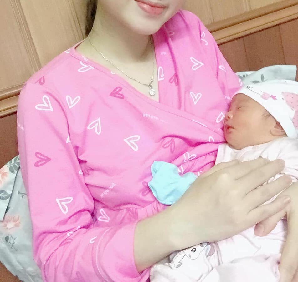 REVIEW ĐẺ TẠI BỆNH VIỆN SẢN NHI QUẢNG NINH

Là kỉ niệm KHÔNG THỂ QUÊN trong cuộc hành trình Sinh Em Bé trong cái tuổi23!
38 tuần đúng đi tắm thấy ra nước lạ!Cứ ra như kiểu đái hộ!tập đầu mà k rõ ntn🥵
Đi siêu âm ngay gần nhà!cơm chưa kịp ăn 🤦‍♀️
Mẹ và chồng đưa đi siêu âm rồi về sắp đồ xuống luôn bệnh viện!
Bắt đầu thủ tục thăm khám,lấy máu,nước tiểu!
Tiếp theo là lên nằm theo dõi đợi dấu hiệu khác để đẻ!

ĐAU BỤNG NHẸ từ 2h đêm 08/09
Sáng 09/09 6h thụt phân và truyền kích đẻ!
6h sáng 09/09 cho đến 17h29 mới sinh Mun trong tình trạng cứ nằm truyền kích đẻ-tiêm giảm đau,chạy máy...cứ nằm ngửa gần 12 tiếng tã hết người!
Trong khi từ đêm 08 đến sáng và chiều 09 lườm lượp người đẻ còn e cứ tình trạng nằm ngửa đợi cơn đẻ🤦‍♀️🤦‍♀️🤦‍♀️
Cảm giác chờ đợi cơn đẻ người tạo nó mệt mỏi và rối bời khi lườm lượp các mom sinh ra e bé còn mình cứ nằm đó!
Mẹ đẻ mẹ chồng cứ đợi từ sáng đến chiều mới được đón cháu trong khi con gái-con dâu là tình trạng kích đẻ vì vỡ ối non!
Cuối cùng nhờ các bác sĩ ca thứ3 mình mới sinh e bé và có cả bác sĩ Ngợi đỡ đẻ mát tay!
Phòng ở sạch sẽ-người dọn dẹp vui tính,các nhân viên và bác sĩ y tá đều vui vẻ nhiệt tình!
Sau cuộc vượt cạn lần đầu gian nan ấy mới thấy nhiều mom cũng rất giỏi!
Chúc các mom luôn mạnh khỏe vui vẻ hạnh phúc bên con yêu và luôn giữ kỉ niệm khó quên này!