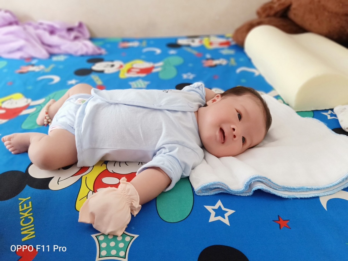 Nay mình review về hành trình đi sanh e win ở từ dũ nhé !
39tuần 3ngày :-Sáng ngủ dậy thấy ra 1chut máu hồng nhạt nhạt ở quần nhưng hok thấy dấu hiệu đau bụng hay j cả nên mẹ vẫn lviec bình thường ,cv cua mẹ là ngồi may đó ạ.may cả ngày đến tối mẹ thấy mệt mệt nên nghĩ, thường mẹ may đến 22h mới nghỉ .đi tới đi lui đến 23h mẹ mới lên phòng ngủ tự nhiên thấy dịch đỏ nhạt ra nhiều .thế là cùng bà ngoại và ba sách đồ đi viện. 
Trên đường đi vào viện cứ vài phút là e mót dưới đì mẹ 1cái đau giữ lắm giống nhu muốn tìm đường chui ra vậy? 
00h15 tới bv.y tá keu người nhà vào làm thủ tục  còn mẹ thì vào khám.
Vào khám cái bs bảo mở 8phân rồi. Bs hỏi sao giờ này mới đi viện. E bảo thì có đau bụng hay j đâu ,người khỏe re thấy ra máu mới đi.thế là bs bảo sắp sinh rồi hộ lý phụ thay đồ xong đẩy lên phòng sanh luôn, nói người nhà lam thủ tuc roi len sau cả hok kip.
Trộm vía e win thương mẹ lắm .siêu âm e 3kg7 bs bảo ca này sanh thuong hơi to chuẩn bị tinh thần nhưng mẹ làm theo bs ran 3hơi là e đã ra rồi 
00h40 mẹ gặp win.