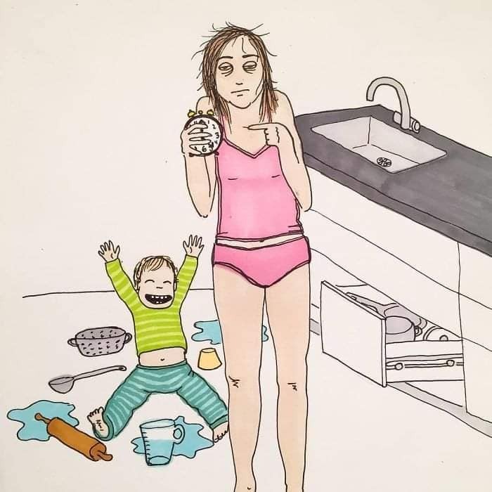 MOM NÀO BẢO Ở NHÀ CHĂM CON NHÀN VÀ SƯỚNG LẮM RA EM KỂ CHO MÀ NGHE 😂😂

Từ bao đời nay, người ta luôn mặc định mẹ ở nhà chăm con là nhàn và sướng, không phải lo đến chuyện đi làm kiếm tiền mưu sinh. Định nghĩa về công việc chăm con trong mắt mọi người đơn giản lắm, đâu có vất vả bằng 8 tiếng ngồi lì văn phòng, đầu tuần họp, cuối tuần báo cáo công việc, sáng đến đúng giờ chấm vân tay, chiều cũng không thể về sớm. Ngay cả chính phụ nữ chúng ta, khi biết có ai đó, bạn bè hay hàng xóm “được” ở nhà chăm con là trầm trồ lên đó sao.

Trong mắt mọi người, tất nhiên bao gồm cả những ông chồng, chăm con là ôm con cả ngày. Cái bọn trẻ con chưa biết đi ấy, tay chân bụ bẫm dễ thương, người thì thơm thơm mùi sữa, ôm cả ngày thì còn gì sung sướng, nhàn hạ bằng.

Nhàn và sướng như vậy nên nếu:

- Ở nhà chăm con mà để nhà cửa bừa bộn, quần áo quên chưa cho vào máy giặt giặt thì sẽ bị hỏi “cả ngày làm việc gì mà để nhà cửa thế này?”.

- Ở nhà chăm con mà chồng nhắn tin, gọi điện chưa trả lời ngay, thì sẽ bị thắc mắc “không biết làm gì mà không nghe máy?”.

- Ở nhà chăm con mà đầu tóc bù xù, quần áo luộm thuộm, thì sẽ bị nói “không biết tự chăm lo cho bản thân, không biết sắp xếp thời gian”.

- Ở nhà chăm con mà cuối ngày chồng về mặt khó chịu, cáu kỉnh, thì sẽ bị mắng “chồng đi làm về mệt không được một lời hỏi han”.

Chăm con cụ thể là công việc gì mà ai cũng bảo là nhàn vậy?

Chăm con hay trông con cụ thể bao hàm những công việc gì? Mà ai cũng trầm trồ, ngưỡng mộ vì là nhàn, vì là sướng. Vâng chúng tôi sướng lắm! Chăm con là tổng hòa của nhiều công việc ai cũng bảo là dễ và vụn vặt ấy.

Chăm con là cho con bú, cho con ăn, vệ sinh cho con, tắm cho con, chơi với con, bế con khi con muốn, nói chuyện với con khi con cần, thức đêm cùng con khi con không chịu ngủ. Chăm con còn là dọn dẹp nhà cửa, chăm con còn là phải luôn vui vẻ, tinh thần thoải mái để đủ sữa cho con.
Chăm con là tắm, là vệ sinh cá nhân thật nhanh, là bật dậy như lò xo khi nghe tiếng con khóc, ọ ọe bên tai. Chăm con là những giấc ngủ lơ mơ, tự dặn mình không được ngủ sâu giấc, còn dậy cho con bú, còn xem con có ra mồ hôi không, còn phải đắp chăn cho con nhỡ con bị lạnh.

Khi con đang ở giai đoạn sơ sinh, người ta sẽ nói “tầm này vẫn chưa vất đâu, giờ nó toàn ngủ và ti mẹ, mẹ tha hồ mà nằm chơi”. Nhưng họ đâu biết rằng một ngày đứa trẻ sơ sinh đại tiện, tiểu tiện bao nhiêu lần và người mẹ khi con ngủ thì còn phải tranh thủ giặt giũ, nấu nướng, dọn dẹp nhà cửa. Rồi còn nhiều vấn đề xảy đến mà mẹ phải một mình xoay xở như con nôn trớ, con bị táo bón, con hắt hơi sổ mũi, con bị rôm sẩy, con bỗng nhiên bỏ bú, con bỗng nhiên ngủ ngày chơi đêm…

Cứ thử trải qua 8 tiếng ở công sở và 8 tiếng ở nhà trông con, xem thời gian nào trôi đi nhanh hơn. Chưa hết đâu, đêm đến các ông chồng được ngủ trọn giấc, mà nếu con có khóc thì cũng trùm chăn kín mít để giấc ngủ không bị ảnh hưởng. Còn một mẹ một con cứ thế hết ôm nhau rồi chơi với nhau cho đến tận sáng.

Khi con đến tuổi ăn dặm, thì công việc vất vả nhất mà người mẹ phải làm là tìm ra phương pháp ăn phù hợp với con. Nhưng thực tế công việc này chưa vất vả bằng việc phải đứng ra bảo vệ chính kiến trước lời khuyên chẳng đâu vào đâu của mọi người xung quanh. Nếu con bụ bẫm thì không sao, con mà “còi” mặc dù nó nhanh nhẹn thì kiểu gì cũng bị mắng xối xả, “có mỗi việc cho nó ăn mà cũng không xong”, “để con còi dí thế à”, “chăm con kiểu gì vậy”.

Đến lúc con biết đi, chuyển sang ăn cơm, nói được nhiều hơn, thì người mẹ lại phải lo dạy con thế nào, đối phó với những khủng hoảng của con ra sao. Khi ấy con không vâng, ạ, dạ, thưa với người lớn, con ngang bướng, ương ngạch, nghịch ngợm thì cũng đổ lỗi hết lên đầu người mẹ rằng “mẹ không biết dạy con”, “con hư tại mẹ”.

Nếu ai thắc mắc vợ ở nhà làm gì thì hãy thử dành 1 ngày ở nhà chăm con toàn thời gian, nếu không thì thử thức một đêm chơi với con, sẽ có câu trả lời ngay. Đảm bảo các ông chồng sẽ sợ “xanh mặt”, thà đi làm còn hơn phải ở nhà chơi với con. Khi đã hiểu rồi thì xin đừng quát tháo, so bì hay coi thường những người làm mẹ. Họ thực sự là “siêu nhân” đấy, không phải người bình thường đâu!

- Illustration by Jade Nordahl
