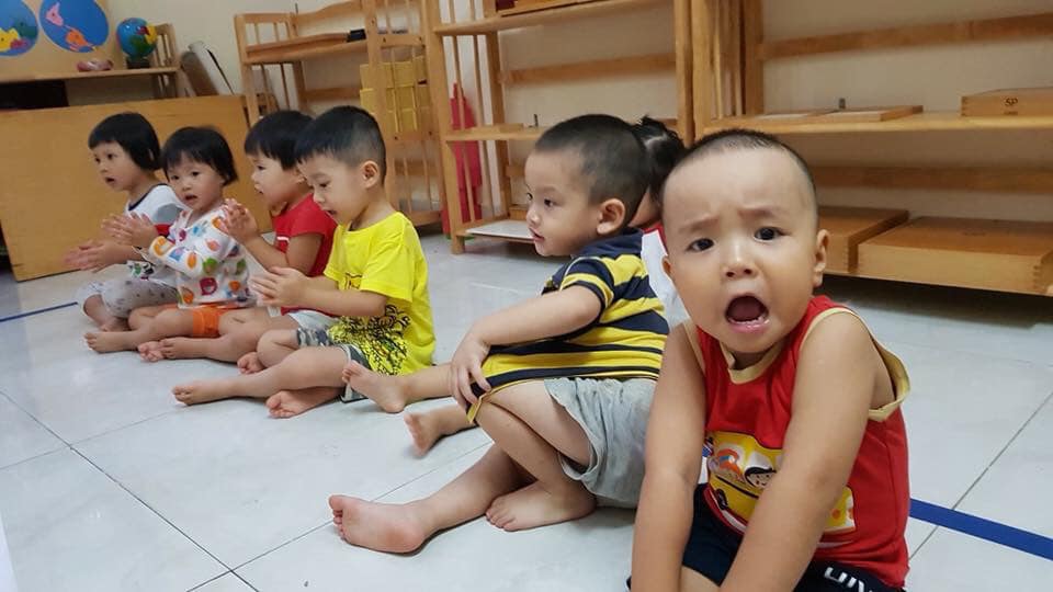 ĐI HỌC mẫu giáo SỚM nên không?

Trả lời luôn là rất nên! Sâu nhà mình đi học từ 16 tháng, là học sinh gần như bé nhất của trường mầm non.

Lúc đầu quyết định cho Sâu đi lớp cũng phải đấu tranh mãi với ông bà. Các cụ thì bảo 2-3 tuổi thì mới cho đi bồ đội cho cứng cáp, sợ Sâu khóc nhiều, sợ bị ốm, bla bla... 2 vc mình thì bảo vệ quan điểm bằng suy nghĩ: Càng lớn, đi học càng khó.

Khi bé 2 tuổi trở lên, bắt đầu biết đòi hỏi, biết quấy, biết bám riết bố mẹ thì khoảnh khắc thả con ở trường rồi quay đi mặc kệ đứa trẻ kêu khóc, cảm giác ấy hẳn là rất khó khăn với bố mẹ.

Nhưng nếu đi học sớm trước 2 tuổi, bé sẽ được làm quen với môi trường vắng bố mẹ từ lúc... chưa biết kêu gào. Ở trường các cô dậy đủ thứ, từ tự xúc ăn, tự vệ sinh cá nhân, tự lấy bát, lấy thìa, tự cả ngủ. Và quan trọng nhất là các bé có 1 cộng đồng.

Từ lúc đi lớp, Sâu chưa từng gào khóc đòi theo bố mẹ. Thậm chí chiều về đón còn mặc cả ở lại lớp chơi thêm 1 tí, 1 tí nữa thôi.

Đó đó chính là nền tảng quan trọng để tạo nên tính cách của 1 đứa trẻ biết tự lập từ những điều nhỏ bé. Còn ở nhà thì các bạn cũng biết rồi đấy, xem TV, bế ẵm, ăn rong từ nhà ra ngõ, thơ thẩn chơi 1 mình, lâu dần thành thói quen. Thiệt thòi nhất là chẳng được chia sẻ cùng các bạn, chẳng được giáo dục sớm theo những phương pháp khoa học nhất, có lợi nhất cho từng lứa tuổi phát triển.

Vậy nên, hãy cho con ĐI HỌC SỚM nếu có thể!

Nguồn: Bố Con Sâu