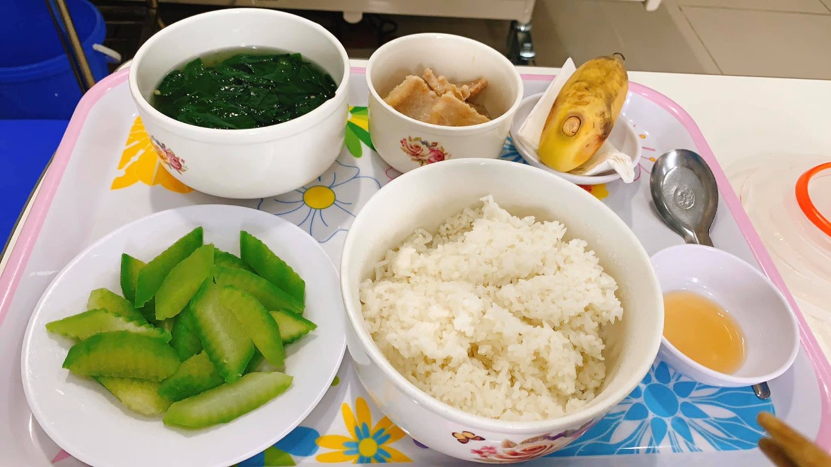 Góc review đẻ sản 1 Đa khoa Quốc tế Hải Phòng

Bài đăng mang tính chất cảm nhận của bản thân em nên mom nào có ko đồng tình thì vui lòng ko nói lời cay đắng 😭 
 Đầu tiên là em đăng kí trc sinh tại ĐKQT nhưng ko phải ngày hội thảo nên em được giảm 500k . Còn mom nào đăng kí vào ngày hội thảo (ngày CN cuối cùng của tháng thì được tặng quà và giảm 10% giá dịch vụ cơ ạ) 
Câu chuyện đi đẻ như sau: 
- 4h30 sáng em bị vỡ ối, tuy nhiên k có cơn đau nên 2 vc đủng đỉnh mặc quần áo đi lên bệnh viện, cầm theo CMT, thẻ BH và tập giấy siêu âm xét nhiệm các thứ hồi e mang thai (cái này bv ngta chỉ xem kết quả gần nhất thôi các mom nhé). Hết. Chỉ có đúng 3 thứ ạ :)))  nhưng các mom nhớ mua thêm giấy ướt cho trẻ sơ sinh (để lau cho con khi đi ị) và giấy khô nhé. 
- Em sinh mổ vì ko có cơn co, tiêm tủng các thứ nhưng k mở đc phân nào, nên đi mổ gấp luôn, em chọn Bác Hà mổ cho em, hôm đó vào ngày bình thường và giờ hành chính nên cũng ko bị mất tiền chọn bs. Còn nếu vào CN hay ngoài giờ hành chính thì chọn BS mất 1tr ạ, chọn giờ mổ nữa thì mất thêm 1tr nữa. 
- cảm quan về sinh tại Sản 1 của ĐKQT là rất oke các mom nhé. Chỉ có 2 vc mà đi vào đây thì đúng chuẩn, vì ck chẳng phải lg. Đóng tiền và ngồi chờ vk. Tất tần tật các thứ như đều đc yta làm như đưa đi vsinh, đi siêu âm ngồi vào cái xe đủn, bla blo ck chẳng phải lg, đến lúc đi mổ các c yta đưa đi, ck chỉ ngồi chờ vk và con. Mà rất nhẹ nhàng. 
- Phòng tiêu chuẩn ở đây là cho 2 người, có ghế sofa nên đêm mà ck ở lại thì ngủ luôn trên ghế kp thuê giường gấp, nằm thích luôn 🤣 
- Ngày 3 bữa cho sản phụ, sáng trưa chiều các cô đúng giờ là cầm cơm vào từng phòng, ăn xong yta lại đi thu lại. Đi vào viện tất cả quần áo của bé, chăn quấn, khăn sữa sẽ đc yta đưa cho, sáng sáng sẽ đi thu lại đồ bẩn để đổi cho các bé, cứ 3 tiếng các cô yta lại đi đưa sữa cho các bé 1 lần, ngày 2 lần có yta vào vệ sinh vùng kín cho mẹ, sáng sáng các cô 8,9h sẽ vào phòng đưa các con đi tắm thơm tho rùi trả lại cho các mẹ.  
- Còn người nhà nếu đỡ mất công thì lên tầng 10 ăn cơm căntin 30k/suất, ck em bảo cơm ăn đc, ngon! 
- vì đẻ mổ nên ngày đầu e rất đau, k cử động đc. Mà có mỗi ck. Nên 2 đêm đầu vk ck quyết định gửi con cho các cô trông 250k/đêm. 
- sau 3 ngày sk đã ổn hơn, e đăng kí quả gội đầu cho sạch sẽ, đi mổ mồ hôi mồ kê kinh khủng khiếp mà nóng ntn :))) Gội đầu mất 50k sẽ đc chíp thẻ và khi nào ra viện các mẹ sẽ thanh toán 1 thể. 
- cơm ở bvien thì khá là ngon, sạch sẽ và nhiều. Ảnh dưới là các bữa cơm, hoa quả chỉ có chuối thôi vì ăn cho đỡ táo bón, các quả khác là của e tự cbi các mẹ nhé. Sáng ăn cháo, còn trưa và tối ăn cơm 
- Ở đây không gian thoáng mát, ngày nào cx có lao công vào dọn vệ sinh bằng dầu xả thơm mà k bị muỗi, sạch sẽ các kiểu. 
- Edit thêm đó là nước vối, nước lạnh, nước nóng ở đây lúc nào cũng có, các bố chỉ việc lấy bình với phích đã đc phát đi lấy ở giữa hành lang về cho các mẹ, k mất tiền sáng sớm ra đi mua như ở sản đâu ạ. 
Em chịu khó vắt sữa nên cứ phải có nc nóng liên tục để rửa, ngày 5,6 phích. Tính ở sản thì cứ 10-15k/phích mà dùng như nhà e thì khá tốn tiền
- khi nhập viện, trong gói dịch vụ đã có bỉm cho mẹ, bỉm cho bé, quần lót giấy, 2 bàn chải đánh răng, kem đánh răng và xà phòng tắm nên chẳng phải mua gì cả. Mom nào nhà xa, người nhà có thể tắm luôn tại phòng vì có lắp bình nóng lạnh các thứ.  
- Sau 1 hồi nói khá dài thì cá nhân e thấy bvien tư rất oke luôn. Tính ra trừ đi bảo hiểm, đóng cả tiền tiêm vacxin viêm gan B cho con, tiền lấy máu gót chân bla blo thì tầm 12tr. 
Các mom có thể yên tâm đẻ ở đây vì nói thật đẻ ở sản rẻ nhưng vất vả vì nhiều cái phát sinh, cg người nhà cũng phải tự làm hết. Còn ở đây thì 2 vc thoải mái kp lo gì 
Các mom có thể tham khảo ĐK khá là oke đó ạ