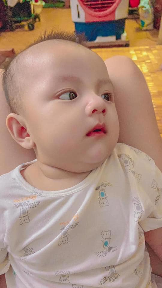 Mom nào xin vía mũi cao da trắng thì vào ngay và luôn ạ 🤣🥰😍
Cũng là sức mạnh của thai giáo đó mom ơi, yêu em, dành hết tình cảm cho em, em ra đời sẽ được như ý muốn mom nha 😍