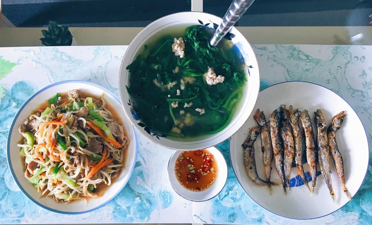 Cơm nhà 3 món* 

Chia sẻ với chị em những bữa cơm đơn giản, tranh thủ giờ nghỉ trưa trong những ngày làm việc tại nhà của vợ chồng em 🤗
 
Bữa ăn tiêu chuẩn 3 món, 1 thịt 1 rau 1 canh (nói nôm na thế chứ nhiều khi trong thịt có rau trong rau có thịt ko nhất thiết rạch ròi =))) chủ yếu các món nhanh gọn dễ làm nhưng cố gắng dù đơn giản cũng phải đủ chất, ăn cũng phải bon mồm 😆. Từ ngày chỗ em giãn cách xã hội, ăn nhà đủ 3 bữa, em chuyển bữa trưa thành bữa cơm chính trong ngày, tối chỉ ăn nhẹ nhàng thôi. Trong tuần còn bận làm việc thì ăn đơn giản, cuối tuần làm món phức tạp cải thiện sau...