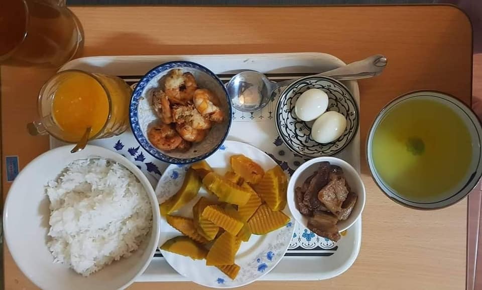 CƠM Ở CỮ MẸ MỚI NHÌN ĐÃ THẤY RƯNG RƯNG

Chia sẻ với chị em những bữa cơm sắc màu nóng hổi mà ông bà nội chuẩn bị, xếp mâm gọn gàng cho con dâu là em mỗi bữa trong thời gian ở cữ.

Giây phút yếu đuối nhất mà được mọi người so sánh "như con tôm lột vỏ", giây phút bỡ ngỡ với những điều đầu tiên khi làm mẹ, em thật may mắn khi có ông bà nội giúp đỡ. 

Ông bà là cây đại thụ, cành lá xum xuê, là bóng mát an lành, mang lại những ngọt mát, an tâm cho con cháu.
 
Mỗi bữa cơm, thấy các món ăn được chuẩn bị cẩn thận, đủ đạm đủ rau, thay đổi món mỗi bữa, em thấy thật biết ơn ông bà. Mẹ đủ sữa rồi giờ dư cả tủ sữa cho bé chính là nhờ những bữa cơm này. 

Trước khi em về ở cữ nhà nội, ông bà còn cẩn thận tìm hiểu món gì tốt, món gì kiêng và ghi chép các món ra giấy để nấu. 

Em chia sẻ các mâm cơm và những món chính và chế biến ở dưới đây, mong là giúp ích được cho các mẹ sắp sinh em bé.

Quan điểm của em và ông bà là kiêng đồ tanh như cá thu, cua đồng,... Kiêng ăn mặn quá, các món nêm hơi nhạt hơn bình thường. Kiêng uống nước lạnh, ăn đồ nguội, còn đâu cho em chén hết hihi. 

Em liệt kê theo các loại THỊT, món ĐẠM món RAU như sau: 

🌼THỊT LỢN 
- Thịt nạc rang nghệ 
- Thịt chân giò luộc thái mòn
- Móng giò hầm hạt sen, hoặc khoai tây ca rốt, hoặc củ sen
- Thịt lợn rang cháy cạnh 
- Thịt lợn xay sốt cà chua 
- Sườn xào chua ngọt 
- Ruốc thịt lợn 

🌼THỊT BÒ 
- Gân bò hầm rau củ (khoai tây, cà rốt, súp lơ, bí,...) 
- Bò bít tết áp chảo 
- Bò xào + giá/ hoa thiên lý (ăn hoa này nhiều sữa)/ đậu cove/ bí đỏ/ ớt Đà Lạt/ súp lơ/ cà rốt/ su su,...

🌼THỊT GÀ 
- Gà luộc 
- Gà kho gừng
- Gà sốt chua ngọt
- Gà hầm thuốc bắc/ngải cứu (món này rất tốt)
- Cháo gà

🌼CÁ thì em chỉ ăn cá hồi, còn các loại cá khác em ít ăn. Chế biến: 
- Ruốc cá hồi 
- Cá hồi áp chảo sốt xì dầu 
- Cá hồi bỏ lò 
- Cá hồi sốt chanh 

🌼TÔM
- Tôm hấp
- Tôm rang chua ngọt
- Ruốc tôm 

🌼TRỨNG 
-  Trứng gà so luộc 
-  Trứng hấp thịt
-  Trứng đúc thịt rán 
-  Trứng rán ngải cứu

🌼RAU
- Rau ngót nấu thịt băm (món phải ăn) 
- Canh bầu/bí nấu tôm 
- Rau mùng tơi nấu ngao 
- Mướp luộc/xào giá 
- Bí đỏ luộc (món này ăn lợi sữa) 
- Canh rau củ hầm xương

Sơ sơ là vậy ạ, xoay vòng các món như này đảm bảo mẹ em bé ăn uống ngon miệng, cơ thể khỏe mạnh để đảm bảo là cô bò sữa vui vẻ hihi.
Theo như cá nhân em thấy thì kinh nghiệm để có đủ sữa cho mẹ là:

✅ Ăn đủ chất và đa dạng các món cho mẹ ngon miệng, mẹ vui vẻ làm cô gái Hà Lan mỗi ngày
✅ Ngày uống 3-4 lít nước ấm, sữa ấm (để nhớ thì cứ trước mỗi cữ hút sữa uống 1-2 cốc nước ấm luôn)
✅  Kích hút sữa đều đặn, đúng giờ

Ngoài ra, em thấy uống nước chè vằng ấm hoặc nước đỗ đen vừa thơm ngon mà lại nhiều sữa hihi. 

Mong là bài này của em hữu ích cho các mẹ sắp sinh em bé hoặc người nhà đang tìm hiểu thông tin để chăm mẹ em bé. Món mới vẫn được ông bà tìm hiểu update liên tục, có gì hay em lại chia sẻ tiếp