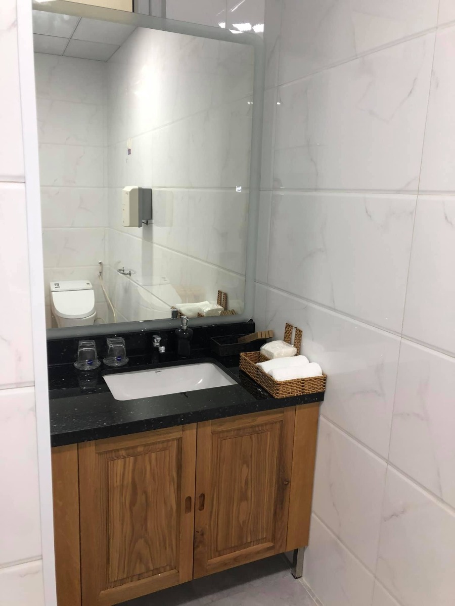 PHÒNG THƯƠNG GIA CHO BÀ ĐẺ TẠI BV TỪ DŨ

Nhìn cái mê lun ạ. Mình nhập viện ngày 06/10/2020 do vỡ ối tuần 38. Chia sẻ với các mẹ một vài hình ảnh, thấy nhiều mẹ đang quan tâm. Giá cả thì sau khi có hoá đơn chính thức mình chia sẻ sau nha. Giá thông báo là 4tr/ngày. Mình có Bảo hiểm sức khoẻ hạn mức 80triẹu. Khi nào có bảng kê chia sẻ cho cả nhà % được chi trả. Cơm canteen bệnh viện ăn được, sạch sẽ. Mình thấy rẻ hơn so với Cơm bà đẻ gần đó. Vài chia sẻ sáng ngày. Chúc cả nhà vượt cạn thành công.