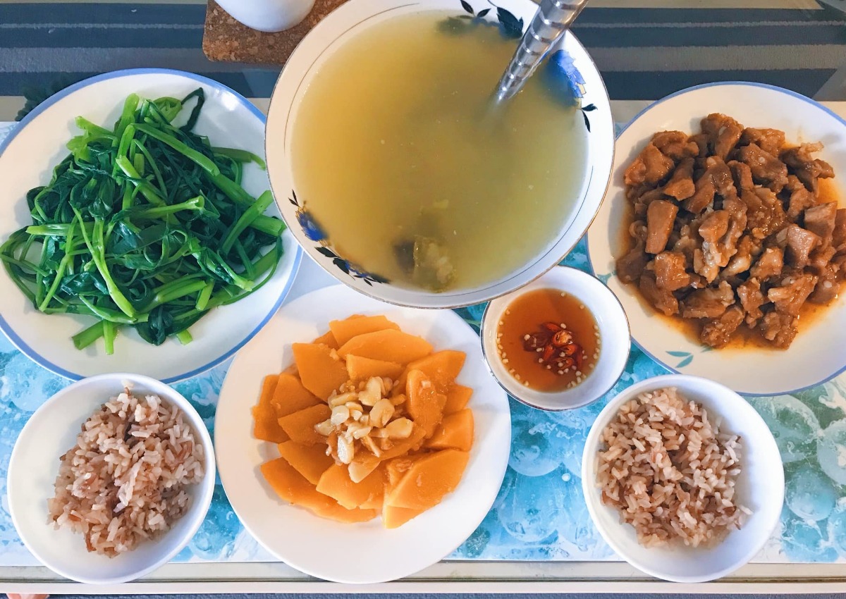 Cơm nhà 3 món* 

Chia sẻ với chị em những bữa cơm đơn giản, tranh thủ giờ nghỉ trưa trong những ngày làm việc tại nhà của vợ chồng em 🤗
 
Bữa ăn tiêu chuẩn 3 món, 1 thịt 1 rau 1 canh (nói nôm na thế chứ nhiều khi trong thịt có rau trong rau có thịt ko nhất thiết rạch ròi =))) chủ yếu các món nhanh gọn dễ làm nhưng cố gắng dù đơn giản cũng phải đủ chất, ăn cũng phải bon mồm 😆. Từ ngày chỗ em giãn cách xã hội, ăn nhà đủ 3 bữa, em chuyển bữa trưa thành bữa cơm chính trong ngày, tối chỉ ăn nhẹ nhàng thôi. Trong tuần còn bận làm việc thì ăn đơn giản, cuối tuần làm món phức tạp cải thiện sau...