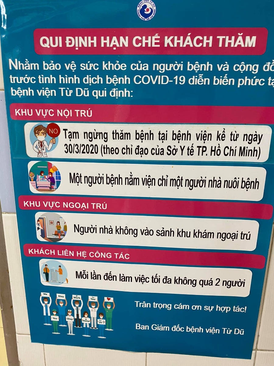 Nay rảnh rỗi em xin kể lại hành trình đi đẻ của mình tại BV Từ Dũ cho các mẹ nghe.

Em con so dks 22/09, 8/9 vẫn đi làm bình thường, hôm đấy còn mang theo 1 trái thơm theo ăn bảo để dễ đẻ, tối đó đi bộ với chồng 30' vì bs bảo bụng còn cao, đi cho bụng tụt.

6h sáng ngày 9/9 em dậy sửa soạn đi làm thì thấy ra huyết hồng, gọi bs Yến Oanh (em ở Bình Thạnh nên theo bs cho gần nhà), bác bảo đau bụng từng cơn, ra dịch nhiều hơn hoặc em bé đạp ít đi thì đi bệnh viện liền. Vẫn chưa an tâm lắm nên sau khi vệ sinh cá nhân, ăn sáng và xin phép nghỉ thai sản sớm hơn lịch đăng kí, em với chồng mang theo giấy tờ hồ sơ vào cổng cấp cứu bv TD để khám xem thế nào. 

Sau khi khám trong nở 2p, em được yêu cầu nhập viện theo dõi lúc 9h50, tạm ứng 5tr, siêu âm thai được 38w3d nặng 3kg1.

Em nhập viện khu sản A, được đưa đi lấy máu xét nghiệm HIV, nằm phòng 105 hơn 20 giường đa số là các mẹ đặt bóng nước kích sinh. Từ trưa đến 9h tối bụng em cũng chỉ đau lâm râm như tới kì đèn đỏ, 5-6 phút mới nhói lên từng cơn, khám trong vẫn 2p không nở thêm, bs bảo nếu sang hôm sau vẫn không có gì tiến triển thì cho về nhà dưỡng thêm. Nghe xong em vẫn ung dung là mai được về rồi, nhờ chồng ship vào ly trà sữa uống cho đã thèm.

Đến nửa đêm thì em đau quặn, 3 cơn 10 phút nhưng không đều và chưa nở thêm. Tới 3h30 sáng em mới nở đc 3p và chuyển lên phòng sanh. Được chọn đăng kí sinh dịch vụ như chỉ định bác sĩ, tiêm mũi đẻ không đau, sinh phòng gia đình,... Phòng sanh thì sẽ có 3 kiểu mẹ bầu đợi sanh: không thấy đau hoặc hơi đau lâm râm vẫn chịu được, mặt mày tỉnh rụi; hai là đau nhưng cố chịu, lâu lâu nhăn mặt không phát thành tiếng và kiểu thứ ba là đau la banh làng banh xóm. Và em về đội số 3 🙂

Tiêm mũi đẻ không đau chỉ giảm được 7 8 phần thôi, tiêm xong vẫn đau lắm ạ, nhưng nếu không tiêm chắc em trụ không nổi. 

Cuối cùng 10h25 ngày 10/09 con gái em cũng chào đời sau 4-5 cơn rặn, sinh thường, rạch 3cm (ai cũng bảo vết may đẹp), nặng 3kg3.

Em nằm phòng 2 giường 600k/ngày khu H, có sẵn ghế bố cho người thân nằm nhưng đau lưng lắm, do hết phòng nên đành chịu, em sinh thường ở ít ngày nên ngại đổi. Xông hơ 120k/lần, xỏ khuyên tai cho bé 50k.

Tổng chi phí hơn 9tr, bhyt trả 1tr5, đóng thêm 2tr5.

Chúc các mẹ có một thai kỳ khoẻ đẹp, cán đích suôn sẻ, thành công