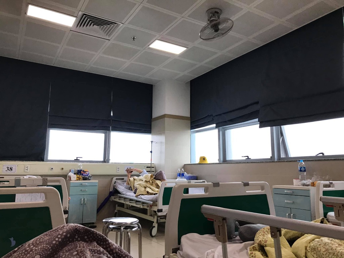 Nay rảnh em review đi đẻ thường ở Việt Nhật cho các mom tham khảo. Em mới đẻ được 3 hôm.

👶🏻 Khám thai:
Em khám tại phòng khám bs Nhân từ 6w, đăng kí hồ sơ sinh tại phòng khám từ 28w, hết 2tr1, lấy máu và nước tiểu tại phòng khám 6h sáng thứ 4, có đợt làm bác sẽ bảo. PK Bs Nhân khám chiều từ Thứ 2-Thứ 6, sáng Thứ 7-CN. Siêu âm 2D, 3D

👶🏻Dấu hiệu sinh: 
Đến 37w5d sáng sớm 3h em ra máu báo hồng, ko đau bụng, ko dịch nhầy. Sáng em vẫn đi ăn phở sợ nếu đẻ sẽ đói 😀 9h em đến bệnh viện Khoa khám bệnh, tầng 4 khám. Nói dấu hiệu thì được hướng dẫn vào khám trong, siêu âm và đo monitor. Em bé lúc ý được 2,9kg, bác sĩ bảo có cơn gò, ối ít, sẽ ra máu nữa nên yêu cầu nhập viện theo dõi. Em ko thấy đau bụng nên bảo để em gọi điện hỏi bác Nhân xem sao. Hôm đấy đúng ca trực của bác Nhân nên lên phòng bs Nhân kiểm tra lại thì bác bảo nhà gần cứ về đi. 

Trưa về em ăn uống bình thường đi ngủ trưa. 4h chiều thấy hơi đau bụng nhẹ như đau bụng kinh nhưng theo cơn 10-15’ nên tối ăn cơm xong em xách đồ vào nhập viện. 

👶🏻Vào viện-Chuẩn bị sinh: 
Khoảng 8h tối em vào viện lên thẳng phòng 300 tầng 3 được khám trong, đo monitor, thấy mở 1 phân rồi. Vẫn chưa đau bụng lắm. Sau đó cầm hss làm bệnh án, thay đồ và chờ cơn đẻ. Cứ 2h bác sĩ sẽ khám lại 1 lần. Hôm ý có bs Nhân cảm giác yên tâm hơn. 
9h tối em nằm đau hơn tí, chán lại ra hành lang đi lại ăn uống nói chuyện với chồng. 
11h30 tối em đau nhiều hơn. Bác sĩ bảo đau phải đứng ko được nằm nên em cứ ra đi bộ với chồng. 
1h30 sáng đau 5’ một cơn, đau nhiều, chồng phải dìu từng bước nhưng em vẫn cố đi chứ ko nằm hay kêu rên gì cả. Vào bảo bác sĩ, khám trong được 5’ thì em vỡ ối, sau đó được vào ngay phòng đẻ. 
Có 3 người đỡ đẻ, hướng dẫn rặn. Em đau quá nhắm mắt nhắm mũi rặn khoảng 15’ thì em bé ra đời lúc 2h20 sáng. Có rạch tầng sinh môn, khâu thì có tiêm thuốc tê. 
Nói chung đau đẻ ko quá kinh khủng như em tưởng tượng. 
Em có phong bì cảm ơn ekip đỡ đẻ.

👶🏻Sau sinh: 
6h sáng em được chuyển sang tầng 8 nhà Q. Hôm ý đông hết phòng dịch vụ nên em nằm phòng 6 giường, có nhà vệ sinh trong phòng, quạt, điều hoà, ko có tủ lạnh. 
Em bé tắm lúc 10h sáng. Được tiêm vitamin K và viêm gan B.
Đăng kí thẻ thăm người bệnh 2 người thay nhau, chỉ 1 người được ở lại. Người nhà phải ra ngoài từ 7h-10h sáng, 1h-3h chiều. Ăn uống tự túc. 
Sau sinh khoảng 6h là em tự đứng lên tập đi được.
Sản phụ được phát Betadin tự vệ sinh tầng sinh môn. Em thấy đau vết khâu còn ghê hơn đau đẻ :)) Nằm viện 24h là được ra viện. Được phát thuốc và đơn thuốc. Em có bảo hiểm tại HN, tích vào cấp cứu hưởng 80%, thanh toán viện phí hơn 500k. Siêu rẻ 😀

2 ngày sinh xong em có sữa về. Đi lại bình thường, vết khâu tầng sinh môn đang khô dần và đỡ đau nhiều. 

Em chưa có ý định sinh lần 2 nên nếu có lần sau chọn Việt Nhật không thì em ko biết 😂 

Không có dịch vụ chiếu plasma, lấy máu gót chân.

Nhưng nói chung là bệnh viện cũng sạch sẽ, trừ nhà vệ sinh tầng 3 🙂 Y bác sĩ nhẹ nhàng tận tình ko ai quát tháo mình cả. Hihi