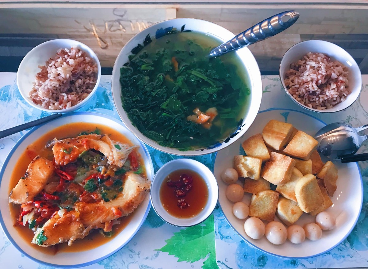 Cơm nhà 3 món* 

Chia sẻ với chị em những bữa cơm đơn giản, tranh thủ giờ nghỉ trưa trong những ngày làm việc tại nhà của vợ chồng em 🤗
 
Bữa ăn tiêu chuẩn 3 món, 1 thịt 1 rau 1 canh (nói nôm na thế chứ nhiều khi trong thịt có rau trong rau có thịt ko nhất thiết rạch ròi =))) chủ yếu các món nhanh gọn dễ làm nhưng cố gắng dù đơn giản cũng phải đủ chất, ăn cũng phải bon mồm 😆. Từ ngày chỗ em giãn cách xã hội, ăn nhà đủ 3 bữa, em chuyển bữa trưa thành bữa cơm chính trong ngày, tối chỉ ăn nhẹ nhàng thôi. Trong tuần còn bận làm việc thì ăn đơn giản, cuối tuần làm món phức tạp cải thiện sau...