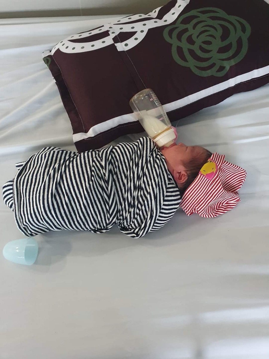 Chuột ds 25.10 nhưng lại muốn ra sớm chơi với chị 😂. Sau hơn 1 tuần sinh bé mà em vẫn tưởng ngày hqua, trải nghiệm đẻ rơi đích thực nó ntn các mẹ ạ 😅. Giữa thủ đô HN mà em đẻ rơi tại nhà tự đỡ bé luôn may mà em tỉnh hơn chồng nên xử lý mọi chuyện thuận lợi. Chuột con 3h10 ngày 13.10 chào cả nhà ạ 😁.
Theo yêu cầu của mn em xin tả lại nguyên tâm trạng thời đó:
Gần 3h sáng em bị đau bụng đi ngoài, đi 2 lần rồi mà k thấy cơn gò hay dấu hiệu j hết. Đến hơn 3h em đang đi wc thì bùm 1 cái nổ rõ to vỡ ối 😂. Chạy ra gọi chồng đi gửi con gái, kịp lấy bỉm người già mặc vào may thế nào miếng dính bị dính vào nhau nên em phải buộc 1 bên. Cơn co tới tấp cổ tử cung mở lắm rồi,  em cố nhịn để ra viện xem có kịp k cũng gọi taxi luôn lúc đó rồi. Chồng đưa con đi gửi hàng xóm về đến nhà em k chịu đc nữa nên rặn theo cơn luôn 5p sau thấy tuột 1 phát nhẹ cả bụng 😂😂😂. Em bảo chồng là "con ra rồi" chồng em k tin, em cởi bỉm ra bế con lên giường vẫn nguyên dây rốn. Bảo chồng gọi cấp cứu và gọi chị hàng xóm sang giúp, mà k hiểu sao cấp cứu 30p sau mới tới rồi kẹp rốn để đưa lên viện. Trong thời gian chờ xe 2 mẹ con ôm nhau nằm đấy may không sao . Xe đến vì cầu thang hẹp nên k đưa cáng xuống đc mà phải lấy chăn 4 người 4 góc khiêng xuống, chồng em lại chạy gọi anh hàng xóm sang giúp. Cuối cùng sau mọi lỗ lực của mọi người gần 5h mẹ con em đã có mặt ở Việt Nhật để cắt rốn và theo dõi. Trộm vía bé nhà em sinh ra ở tuần thứ 39 đc 3kg và ăn ngủ tốt em thì sữa đủ cho cả chị và em uống 🥰🥰🥰🥰.
Em đặt tên bé là Mai Thiên Kim( nôm na là nghìn lượng vàng) nên chồng em bảo vàng nó phải rơi ở nhà mình trước 😂😂😂
Kết thúc 2 lần sinh em may mắn chưa biết đến cơn đau đẻ là gì, dù lần t2 có xảy ra nhưng nó nhanh tới nỗi em k cảm nhận được gì luôn 😜