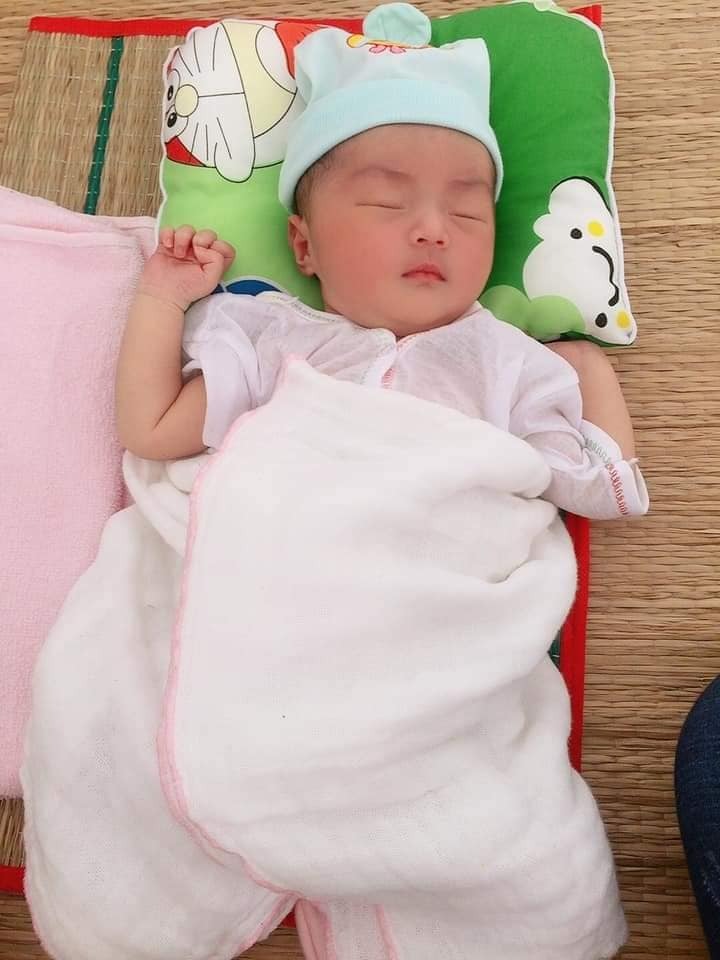 Bé con vừa ra đời thì hay tin ba mẹ trúng độc đắc 😝
Gầu hết sức vậy hà
Thiên thần nhỏ vừa ra chào đời được 3 hôm 🥰