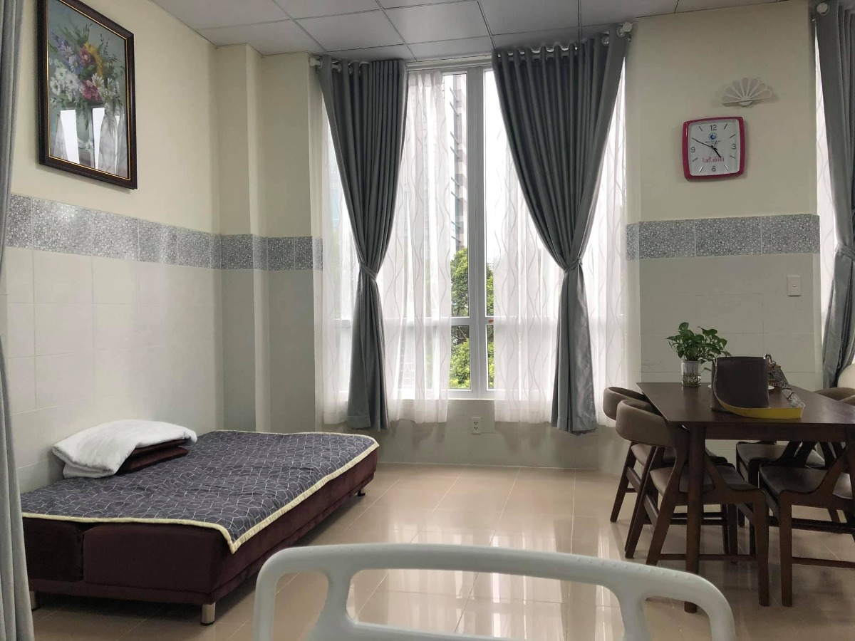 PHÒNG THƯƠNG GIA CHO BÀ ĐẺ TẠI BV TỪ DŨ

Nhìn cái mê lun ạ. Mình nhập viện ngày 06/10/2020 do vỡ ối tuần 38. Chia sẻ với các mẹ một vài hình ảnh, thấy nhiều mẹ đang quan tâm. Giá cả thì sau khi có hoá đơn chính thức mình chia sẻ sau nha. Giá thông báo là 4tr/ngày. Mình có Bảo hiểm sức khoẻ hạn mức 80triẹu. Khi nào có bảng kê chia sẻ cho cả nhà % được chi trả. Cơm canteen bệnh viện ăn được, sạch sẽ. Mình thấy rẻ hơn so với Cơm bà đẻ gần đó. Vài chia sẻ sáng ngày. Chúc cả nhà vượt cạn thành công.