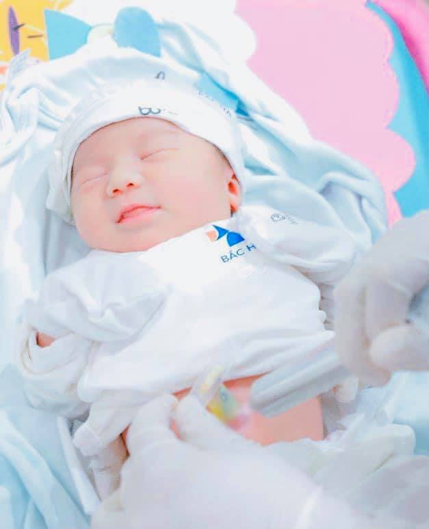 REVIEW SINH TẠI BỆNH VIỆN ĐKQT BẮC HÀ

Nay e được 1 tuần sinh mổ ở bắc hà!!!

Lời đầu tiên xin chân thành cảm ơn đội ngũ bác sĩ yta đã vất vả chăm sóc mẹ con e.Nhà leo người chọn bắc hà là thật đúng đắn.Sự tận tình của mọi người đã giúp mẹ con e vượt cạn thành công.Đi đẻ đúng nghĩa như đi nghỉ dưỡng😍👏

Đặc biệt cho e gửi lời đến bsi Khải đã khẩu cho e vết mổ cực nhỏ và đẹp 😍.Trvia mới 4 ngày vết mổ đã lành.Các mẹ đang phân vân thì chọn bắc hà là điều k nuối tiếc.Giá cả lại cực hợp lý,phòng thì sạch sẽ.yta hỗ trợ 24/24 hướng dẫn chăm sóc bé sau sinh,nói chung rất ưng cái bụng ạ😘👌🏻👏

Chi phí: e cả truyền giảm đau và chiếu tia plasma cho mẹ và bé,phòng 1 mẹ 1 con là 30tr310 k ạ có trừ bhyte