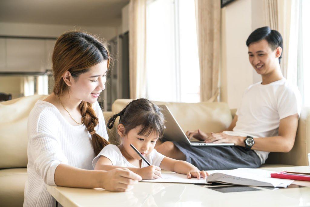 NUÔI DẠY CON CÁI BẰNG LỢI THẾ GIA ĐÌNH

Chúng ta ai cũng biết môi trường gia đình ảnh hưởng như thế nào tới giáo dục trẻ em, và mỗi gia đình là một hoàn cảnh khác biệt. Làm thế nào để tận dụng hoàn cảnh gia đình một cách tối đa cho việc giáo dục con cái? Xin chia sẻ về cách thức các gia đình khác nhau dùng chính hoàn cảnh của gia đình như một lợi thế trong việc nuôi dưỡng và giáo dục con cái.

1. Gia đình trí thức: Đặc điểm chung của gia đình trí thức là cha mẹ có học vấn cao, thường làm những công việc đòi hỏi trình độ chất xám cao, giúp ích cho cộng đồng, đóng góp nhiều cho sự phát triển lâu dài và bền vững của xã hội. Gia đình trí thức thường có lối sống giản dị, gương mẫu, coi trọng học vấn, các giá trị văn hóa tinh thần và cha mẹ có thể là những tấm gương tốt cho con cái trong việc học tập và cống hiến xã hội vì bản thân họ đã từng học tập, làm việc thành công và được xã hội công nhận. Những cha mẹ trí thức thường ham hiểu biết, tin vào giá trị của học tập, của đọc sách và điều đó lan tỏa một cách tự nhiên sang thế hệ thứ hai. Tiếp xúc hay đến nhà một gia đình trí thức rất thú vị, vì họ thường có triết lý sống riêng, có văn hóa gia đình riêng, có chuẩn mực cao cũng như đặt kỳ vọng cao vào con cái . Đặc điểm chung của giáo dục con cái trong gia đình trí thức là nghiêm khắc một cách có hiểu biết, nhưng ân cần, nhẹ nhàng với con cái, và giáo dục có phương pháp, có nguyên tắc chứ không tùy tiện. Dù ở phương Đông hay phương Tây, gia đình trí thức cũng lưu giữ những giá trị rất tương đồng. Theo tìm hiểu của tôi, thì rất nhiều các nhà khoa học, học giả nổi tiếng, văn nghệ sỹ ở Việt Nam trưởng thành từ các gia đình trí thức lớn.

2. Gia đình doanh nhân: Lợi thế đặc biệt của cha mẹ doanh nhân là năng lực giải quyết vấn đề trong thực tiễn. Trẻ em được cha mẹ doanh nhân huấn luyện thường có bản lĩnh, khả năng thích ứng cao, khả năng giải quyết vấn đề khó khăn cao. Doanh nhân là một nghề áp lực, và phép thử với sự thành công của họ không phải là lý thuyết mà là thực tế cuộc sống. Doanh nhân cũng thường là những người kiếm được tiền nhiều hơn trong xã hội, do vậy họ thường dạy cho con cái về cách kiếm tiền, cách sử dụng tiền, cách thức cạnh tranh, cách vượt lên thất bại. Rất nhiều gia đình doanh nhân lớn ở Việt Nam nuôi dạy con cái rất chu đáo, con cái vào học những trường danh tiếng hàng đầu tại Anh, Mỹ và tiếp tục thành công khi kế thừa việc quản lý kinh doanh của gia đình.

3. Gia đình bất lợi: Trẻ em trong các gia đình bất lợi như không có đủ cha mẹ, hay hoàn cảnh kinh tế khó khăn, vv… có thể biến hoàn cảnh thành lợi thế nếu các em được định hướng tốt từ cha mẹ, người thân, hoặc những người quan tâm khác. Tôi từng có cơ hội thực hiện một số chương trình trao học bổng cho học sinh khó khăn ở những vùng vô cùng khó khăn, nhưng thật bất ngờ, tôi nhận thấy có những cha mẹ nghèo khó ở những nơi xa xôi như vậy lại làm những điều hết sức khoa học và có tính giáo dục cao cho con, ví dụ: Trong nhà có góc học tập được ưu tiên, từng tấm bằng khen hay huy chương của con cái được trưng bày trang trọng khiến đứa trẻ tự hào, cha mẹ luôn cho con cái hiểu đúng hoàn cảnh của mình thay vì chiều chuộng hay gây ảo tưởng, cha mẹ đặt kỳ vọng cao, mong mỏi cao ở con cái nhưng không gây áp lực, cha mẹ sống tự nhiên, chan hòa với hoàn cảnh và cộng đồng nhỏ xung quanh, cha mẹ tích cực dạy con về nề nếp, ăn nói, sắp xếp tổ chức công việc nhà…. Wow, tôi ngưỡng mộ họ vô cùng, vì trong nhiều trường hợp, tôi biết những cha mẹ đó học vấn có hạn, chật vật với việc mưu sinh ngày kiếm đủ ba bữa ăn, thường phải lao động quá sức, thậm chí bệnh tật… nhưng cách họ giáo dục một đứa trẻ đâu ra đấy làm tôi suy nghĩ rất nhiều về chuyện “vượt sướng” của trẻ em ở những hoàn cảnh thuận lợi hơn. Thậm chí tôi biết những nhà rất nghèo, khi con đạt thành tích tốt trong năm học, họ chạy xe rất xa, rất vất vả để con được một phần thưởng là “nhìn thấy biển”. Đằng sau những việc làm bình thường của những cha mẹ như vậy là những phương pháp giáo dục rất khoa học, rất tích cực mà chúng ta không ngờ tới. Những đứa trẻ trong các gia đình bất lợi lại được trao cho vũ khí mạnh mẽ để trưởng thành, đó là động lực thành công, bản lĩnh, sự bền bỉ, sức chịu đựng, ý chí vươn lên. Việt Nam còn là một nước nghèo với thế giới, trong một chừng mực nào đó cha mẹ Việt Nam có thể tận dụng lợi thế của một nước nghèo để nuôi dạy một công dân toàn cầu từ Việt Nam theo cách tương tự.

4. Gia đình bình thường, trung lưu: Lợi thế của gia đình trung lưu là hoàn cảnh có tính đại trà như nhiều gia đình khác, và đó cũng là một lợi thế trong giáo dục trẻ. Trẻ có được sự bình thường khác hẳn với trẻ trong những gia đình đặc biệt hoặc cực đoan, như cha mẹ là quan chức, tỷ phú, ngôi sao nghệ thuật – thể thao nổi tiếng. Điều này thúc đẩy trẻ dễ dàng hòa nhập với cuộc sống thường ngày thông qua nếp sống của cha mẹ, do trẻ không phải là cậu ấm cô chiêu, miệng ngậm thìa vàng, thìa bạc gì cả. Rất nhiều trẻ trở thành xuất sắc từ các gia đình bình thường, với cha mẹ giữ được cuộc sống hài hòa, trung dung, ổn định về điều kiện kinh tế, các mối quan hệ xã hội. Trẻ từ các gia đình như vậy có thể học được nhiều về lối sống hòa đồng, ổn định và cân bằng về tâm lý.

5. Gia đình đa quốc tịch: Rất nhiều trẻ em Việt Nam hiện nay có cha mẹ là những người khác quốc tịch, ví dụ cha nước ngoài/Việt kiều-mẹ Việt Nam và ngược lại. Đây là môi trường tốt để giáo dục trẻ em về đa ngôn ngữ, đa văn hóa. Việc có hai ngôn ngữ, hai văn hóa được xem là ngôn ngữ mẹ đẻ, văn hóa mẹ đẻ là điều thú vị đặc biệt mà không phải trẻ em nào cũng có được, và lợi thế của các gia đình như vậy là rất lớn trong việc nuôi dạy một “công dân toàn cầu”.

Để kết lại, tôi cho rằng mọi gia đình đều có những lợi thế của mình trong việc giáo dục trẻ. Trong khi chúng ta tích cực học hỏi, bắt chước những cái hay của gia đình khác, thì đừng quên những lợi thế ngay trong nhà mình, những người thân của mình có thể là rất lớn trong việc giáo dục đứa trẻ riêng của nhà mình. Những nguồn lực trong gia đình như nghề nghiệp, tài năng, sở thích, sự thành công, thất bại của cha mẹ, ông bà, anh chị em, cô dì chú bác… đều là vô giá để giáo dục trẻ em nếu được tận dụng tốt. Ngoài ra, cũng xin lưu ý là sự phân chia ở trên chỉ có tính tương đối, chúng ta có thể thuộc nhóm này hay nhóm kia trong các giai đoạn khác nhau của cuộc đời, do vậy, rơi vào hoàn cảnh nào cũng nên biến hoàn cảnh đó thành lợi thế, theo cách của câu tục ngữ này: “When life gives you lemons, make lemonade.”

Nguồn: Harry Bùi Khánh Nguyên - Anh Cá Heo - Diễn giả độc lập về giáo dục