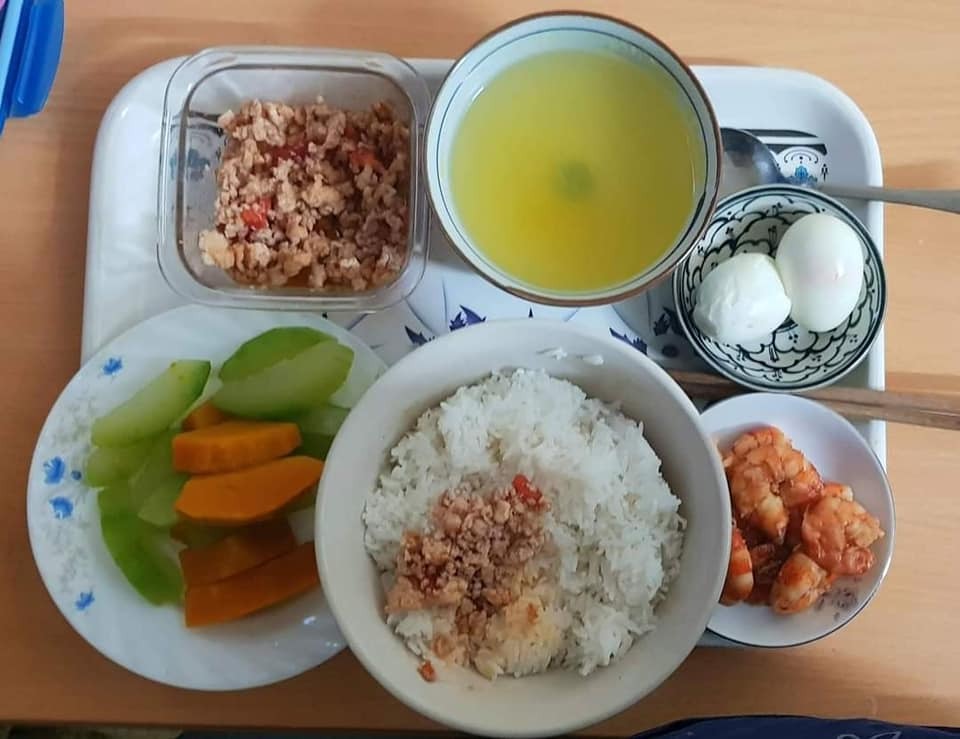 CƠM Ở CỮ MẸ MỚI NHÌN ĐÃ THẤY RƯNG RƯNG

Chia sẻ với chị em những bữa cơm sắc màu nóng hổi mà ông bà nội chuẩn bị, xếp mâm gọn gàng cho con dâu là em mỗi bữa trong thời gian ở cữ.

Giây phút yếu đuối nhất mà được mọi người so sánh "như con tôm lột vỏ", giây phút bỡ ngỡ với những điều đầu tiên khi làm mẹ, em thật may mắn khi có ông bà nội giúp đỡ. 

Ông bà là cây đại thụ, cành lá xum xuê, là bóng mát an lành, mang lại những ngọt mát, an tâm cho con cháu.
 
Mỗi bữa cơm, thấy các món ăn được chuẩn bị cẩn thận, đủ đạm đủ rau, thay đổi món mỗi bữa, em thấy thật biết ơn ông bà. Mẹ đủ sữa rồi giờ dư cả tủ sữa cho bé chính là nhờ những bữa cơm này. 

Trước khi em về ở cữ nhà nội, ông bà còn cẩn thận tìm hiểu món gì tốt, món gì kiêng và ghi chép các món ra giấy để nấu. 

Em chia sẻ các mâm cơm và những món chính và chế biến ở dưới đây, mong là giúp ích được cho các mẹ sắp sinh em bé.

Quan điểm của em và ông bà là kiêng đồ tanh như cá thu, cua đồng,... Kiêng ăn mặn quá, các món nêm hơi nhạt hơn bình thường. Kiêng uống nước lạnh, ăn đồ nguội, còn đâu cho em chén hết hihi. 

Em liệt kê theo các loại THỊT, món ĐẠM món RAU như sau: 

🌼THỊT LỢN 
- Thịt nạc rang nghệ 
- Thịt chân giò luộc thái mòn
- Móng giò hầm hạt sen, hoặc khoai tây ca rốt, hoặc củ sen
- Thịt lợn rang cháy cạnh 
- Thịt lợn xay sốt cà chua 
- Sườn xào chua ngọt 
- Ruốc thịt lợn 

🌼THỊT BÒ 
- Gân bò hầm rau củ (khoai tây, cà rốt, súp lơ, bí,...) 
- Bò bít tết áp chảo 
- Bò xào + giá/ hoa thiên lý (ăn hoa này nhiều sữa)/ đậu cove/ bí đỏ/ ớt Đà Lạt/ súp lơ/ cà rốt/ su su,...

🌼THỊT GÀ 
- Gà luộc 
- Gà kho gừng
- Gà sốt chua ngọt
- Gà hầm thuốc bắc/ngải cứu (món này rất tốt)
- Cháo gà

🌼CÁ thì em chỉ ăn cá hồi, còn các loại cá khác em ít ăn. Chế biến: 
- Ruốc cá hồi 
- Cá hồi áp chảo sốt xì dầu 
- Cá hồi bỏ lò 
- Cá hồi sốt chanh 

🌼TÔM
- Tôm hấp
- Tôm rang chua ngọt
- Ruốc tôm 

🌼TRỨNG 
-  Trứng gà so luộc 
-  Trứng hấp thịt
-  Trứng đúc thịt rán 
-  Trứng rán ngải cứu

🌼RAU
- Rau ngót nấu thịt băm (món phải ăn) 
- Canh bầu/bí nấu tôm 
- Rau mùng tơi nấu ngao 
- Mướp luộc/xào giá 
- Bí đỏ luộc (món này ăn lợi sữa) 
- Canh rau củ hầm xương

Sơ sơ là vậy ạ, xoay vòng các món như này đảm bảo mẹ em bé ăn uống ngon miệng, cơ thể khỏe mạnh để đảm bảo là cô bò sữa vui vẻ hihi.
Theo như cá nhân em thấy thì kinh nghiệm để có đủ sữa cho mẹ là:

✅ Ăn đủ chất và đa dạng các món cho mẹ ngon miệng, mẹ vui vẻ làm cô gái Hà Lan mỗi ngày
✅ Ngày uống 3-4 lít nước ấm, sữa ấm (để nhớ thì cứ trước mỗi cữ hút sữa uống 1-2 cốc nước ấm luôn)
✅  Kích hút sữa đều đặn, đúng giờ

Ngoài ra, em thấy uống nước chè vằng ấm hoặc nước đỗ đen vừa thơm ngon mà lại nhiều sữa hihi. 

Mong là bài này của em hữu ích cho các mẹ sắp sinh em bé hoặc người nhà đang tìm hiểu thông tin để chăm mẹ em bé. Món mới vẫn được ông bà tìm hiểu update liên tục, có gì hay em lại chia sẻ tiếp