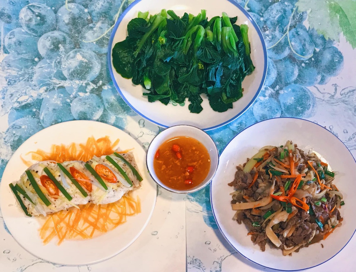 Cơm nhà 3 món* 

Chia sẻ với chị em những bữa cơm đơn giản, tranh thủ giờ nghỉ trưa trong những ngày làm việc tại nhà của vợ chồng em 🤗
 
Bữa ăn tiêu chuẩn 3 món, 1 thịt 1 rau 1 canh (nói nôm na thế chứ nhiều khi trong thịt có rau trong rau có thịt ko nhất thiết rạch ròi =))) chủ yếu các món nhanh gọn dễ làm nhưng cố gắng dù đơn giản cũng phải đủ chất, ăn cũng phải bon mồm 😆. Từ ngày chỗ em giãn cách xã hội, ăn nhà đủ 3 bữa, em chuyển bữa trưa thành bữa cơm chính trong ngày, tối chỉ ăn nhẹ nhàng thôi. Trong tuần còn bận làm việc thì ăn đơn giản, cuối tuần làm món phức tạp cải thiện sau...