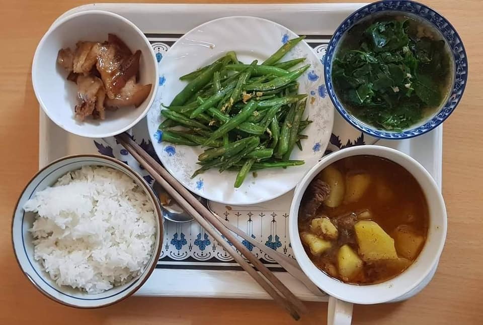 CƠM Ở CỮ MẸ MỚI NHÌN ĐÃ THẤY RƯNG RƯNG

Chia sẻ với chị em những bữa cơm sắc màu nóng hổi mà ông bà nội chuẩn bị, xếp mâm gọn gàng cho con dâu là em mỗi bữa trong thời gian ở cữ.

Giây phút yếu đuối nhất mà được mọi người so sánh "như con tôm lột vỏ", giây phút bỡ ngỡ với những điều đầu tiên khi làm mẹ, em thật may mắn khi có ông bà nội giúp đỡ. 

Ông bà là cây đại thụ, cành lá xum xuê, là bóng mát an lành, mang lại những ngọt mát, an tâm cho con cháu.
 
Mỗi bữa cơm, thấy các món ăn được chuẩn bị cẩn thận, đủ đạm đủ rau, thay đổi món mỗi bữa, em thấy thật biết ơn ông bà. Mẹ đủ sữa rồi giờ dư cả tủ sữa cho bé chính là nhờ những bữa cơm này. 

Trước khi em về ở cữ nhà nội, ông bà còn cẩn thận tìm hiểu món gì tốt, món gì kiêng và ghi chép các món ra giấy để nấu. 

Em chia sẻ các mâm cơm và những món chính và chế biến ở dưới đây, mong là giúp ích được cho các mẹ sắp sinh em bé.

Quan điểm của em và ông bà là kiêng đồ tanh như cá thu, cua đồng,... Kiêng ăn mặn quá, các món nêm hơi nhạt hơn bình thường. Kiêng uống nước lạnh, ăn đồ nguội, còn đâu cho em chén hết hihi. 

Em liệt kê theo các loại THỊT, món ĐẠM món RAU như sau: 

🌼THỊT LỢN 
- Thịt nạc rang nghệ 
- Thịt chân giò luộc thái mòn
- Móng giò hầm hạt sen, hoặc khoai tây ca rốt, hoặc củ sen
- Thịt lợn rang cháy cạnh 
- Thịt lợn xay sốt cà chua 
- Sườn xào chua ngọt 
- Ruốc thịt lợn 

🌼THỊT BÒ 
- Gân bò hầm rau củ (khoai tây, cà rốt, súp lơ, bí,...) 
- Bò bít tết áp chảo 
- Bò xào + giá/ hoa thiên lý (ăn hoa này nhiều sữa)/ đậu cove/ bí đỏ/ ớt Đà Lạt/ súp lơ/ cà rốt/ su su,...

🌼THỊT GÀ 
- Gà luộc 
- Gà kho gừng
- Gà sốt chua ngọt
- Gà hầm thuốc bắc/ngải cứu (món này rất tốt)
- Cháo gà

🌼CÁ thì em chỉ ăn cá hồi, còn các loại cá khác em ít ăn. Chế biến: 
- Ruốc cá hồi 
- Cá hồi áp chảo sốt xì dầu 
- Cá hồi bỏ lò 
- Cá hồi sốt chanh 

🌼TÔM
- Tôm hấp
- Tôm rang chua ngọt
- Ruốc tôm 

🌼TRỨNG 
-  Trứng gà so luộc 
-  Trứng hấp thịt
-  Trứng đúc thịt rán 
-  Trứng rán ngải cứu

🌼RAU
- Rau ngót nấu thịt băm (món phải ăn) 
- Canh bầu/bí nấu tôm 
- Rau mùng tơi nấu ngao 
- Mướp luộc/xào giá 
- Bí đỏ luộc (món này ăn lợi sữa) 
- Canh rau củ hầm xương

Sơ sơ là vậy ạ, xoay vòng các món như này đảm bảo mẹ em bé ăn uống ngon miệng, cơ thể khỏe mạnh để đảm bảo là cô bò sữa vui vẻ hihi.
Theo như cá nhân em thấy thì kinh nghiệm để có đủ sữa cho mẹ là:

✅ Ăn đủ chất và đa dạng các món cho mẹ ngon miệng, mẹ vui vẻ làm cô gái Hà Lan mỗi ngày
✅ Ngày uống 3-4 lít nước ấm, sữa ấm (để nhớ thì cứ trước mỗi cữ hút sữa uống 1-2 cốc nước ấm luôn)
✅  Kích hút sữa đều đặn, đúng giờ

Ngoài ra, em thấy uống nước chè vằng ấm hoặc nước đỗ đen vừa thơm ngon mà lại nhiều sữa hihi. 

Mong là bài này của em hữu ích cho các mẹ sắp sinh em bé hoặc người nhà đang tìm hiểu thông tin để chăm mẹ em bé. Món mới vẫn được ông bà tìm hiểu update liên tục, có gì hay em lại chia sẻ tiếp