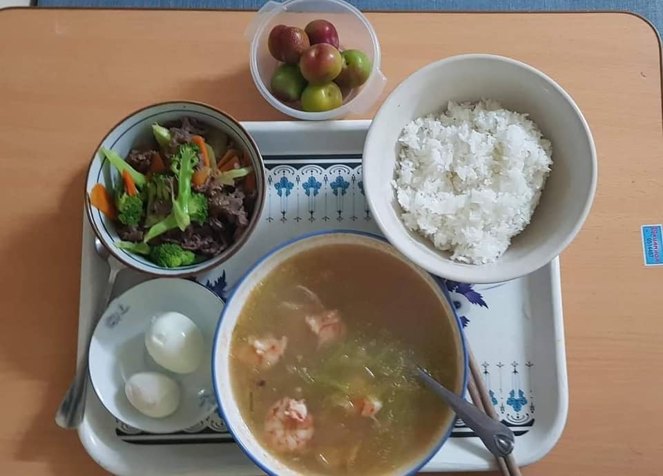 CƠM Ở CỮ MẸ MỚI NHÌN ĐÃ THẤY RƯNG RƯNG

Chia sẻ với chị em những bữa cơm sắc màu nóng hổi mà ông bà nội chuẩn bị, xếp mâm gọn gàng cho con dâu là em mỗi bữa trong thời gian ở cữ.

Giây phút yếu đuối nhất mà được mọi người so sánh "như con tôm lột vỏ", giây phút bỡ ngỡ với những điều đầu tiên khi làm mẹ, em thật may mắn khi có ông bà nội giúp đỡ. 

Ông bà là cây đại thụ, cành lá xum xuê, là bóng mát an lành, mang lại những ngọt mát, an tâm cho con cháu.
 
Mỗi bữa cơm, thấy các món ăn được chuẩn bị cẩn thận, đủ đạm đủ rau, thay đổi món mỗi bữa, em thấy thật biết ơn ông bà. Mẹ đủ sữa rồi giờ dư cả tủ sữa cho bé chính là nhờ những bữa cơm này. 

Trước khi em về ở cữ nhà nội, ông bà còn cẩn thận tìm hiểu món gì tốt, món gì kiêng và ghi chép các món ra giấy để nấu. 

Em chia sẻ các mâm cơm và những món chính và chế biến ở dưới đây, mong là giúp ích được cho các mẹ sắp sinh em bé.

Quan điểm của em và ông bà là kiêng đồ tanh như cá thu, cua đồng,... Kiêng ăn mặn quá, các món nêm hơi nhạt hơn bình thường. Kiêng uống nước lạnh, ăn đồ nguội, còn đâu cho em chén hết hihi. 

Em liệt kê theo các loại THỊT, món ĐẠM món RAU như sau: 

🌼THỊT LỢN 
- Thịt nạc rang nghệ 
- Thịt chân giò luộc thái mòn
- Móng giò hầm hạt sen, hoặc khoai tây ca rốt, hoặc củ sen
- Thịt lợn rang cháy cạnh 
- Thịt lợn xay sốt cà chua 
- Sườn xào chua ngọt 
- Ruốc thịt lợn 

🌼THỊT BÒ 
- Gân bò hầm rau củ (khoai tây, cà rốt, súp lơ, bí,...) 
- Bò bít tết áp chảo 
- Bò xào + giá/ hoa thiên lý (ăn hoa này nhiều sữa)/ đậu cove/ bí đỏ/ ớt Đà Lạt/ súp lơ/ cà rốt/ su su,...

🌼THỊT GÀ 
- Gà luộc 
- Gà kho gừng
- Gà sốt chua ngọt
- Gà hầm thuốc bắc/ngải cứu (món này rất tốt)
- Cháo gà

🌼CÁ thì em chỉ ăn cá hồi, còn các loại cá khác em ít ăn. Chế biến: 
- Ruốc cá hồi 
- Cá hồi áp chảo sốt xì dầu 
- Cá hồi bỏ lò 
- Cá hồi sốt chanh 

🌼TÔM
- Tôm hấp
- Tôm rang chua ngọt
- Ruốc tôm 

🌼TRỨNG 
-  Trứng gà so luộc 
-  Trứng hấp thịt
-  Trứng đúc thịt rán 
-  Trứng rán ngải cứu

🌼RAU
- Rau ngót nấu thịt băm (món phải ăn) 
- Canh bầu/bí nấu tôm 
- Rau mùng tơi nấu ngao 
- Mướp luộc/xào giá 
- Bí đỏ luộc (món này ăn lợi sữa) 
- Canh rau củ hầm xương

Sơ sơ là vậy ạ, xoay vòng các món như này đảm bảo mẹ em bé ăn uống ngon miệng, cơ thể khỏe mạnh để đảm bảo là cô bò sữa vui vẻ hihi.
Theo như cá nhân em thấy thì kinh nghiệm để có đủ sữa cho mẹ là:

✅ Ăn đủ chất và đa dạng các món cho mẹ ngon miệng, mẹ vui vẻ làm cô gái Hà Lan mỗi ngày
✅ Ngày uống 3-4 lít nước ấm, sữa ấm (để nhớ thì cứ trước mỗi cữ hút sữa uống 1-2 cốc nước ấm luôn)
✅  Kích hút sữa đều đặn, đúng giờ

Ngoài ra, em thấy uống nước chè vằng ấm hoặc nước đỗ đen vừa thơm ngon mà lại nhiều sữa hihi. 

Mong là bài này của em hữu ích cho các mẹ sắp sinh em bé hoặc người nhà đang tìm hiểu thông tin để chăm mẹ em bé. Món mới vẫn được ông bà tìm hiểu update liên tục, có gì hay em lại chia sẻ tiếp