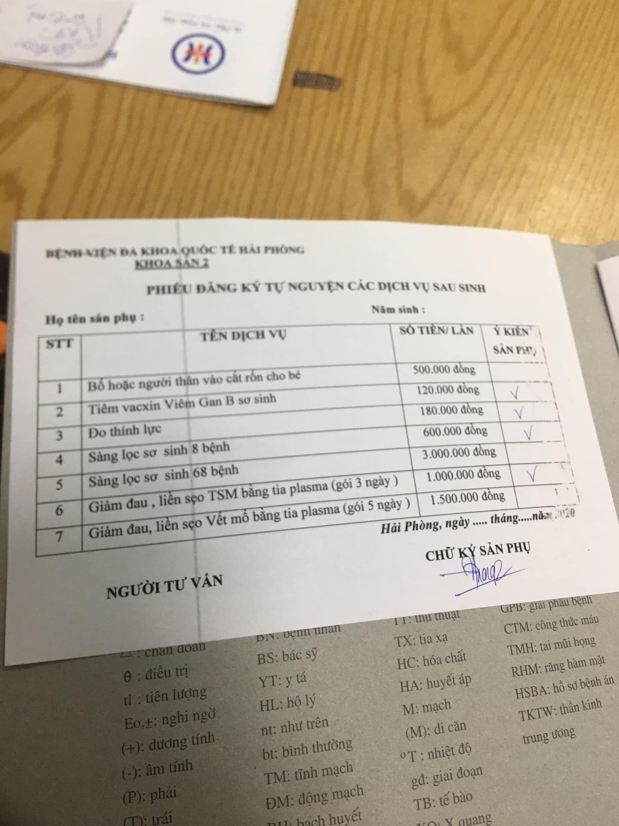 Nằm nhà rảnh rỗi tiện review cho ce quá trình đi đẻ tại Sản 2 Đa khoa quốc tế Hải Phòng nhé.

- ĐI ĐẺ: sáng t2 còn tung tăng đi làm xnts và đkts e dc 38w bsi khám trong và bảo k có dấu hiệu gì còn lâu mới đẻ. Bsi Kim Nga khám. Đến chiều đang ngủ thì thấy ộc ra đống nc thay mấy cái quần và lên viện lúc 17:40. Vào viện tầm này khá vắng k còn ai. Bsi chỉ định nhập viện và vào phòng chờ đẻ luôn vì vỡ ối. Nằm phòng chờ người nhà dc vào 1người phòng sạch sẽ có nhà vsinh bên trong luôn. Lúc này chưa đau lên vẫn còn cười tươi lắm. Bsi khám trong và bảo mở 2p rồi. Dc 1 lúc thì bắt đầu xhien có cơn co, cảm thấy đau dần và k chịu dc nữa hét bsi vào khám liên tục. C y tá tên gì em k biết nữa lúc thì vào động viên lúc thì quát xơi xơi quát cả ng nhà bệnh nhân nữa 😡 c ấy vào tiêm kích đẻ đến lúc mình có cơn buồn dặn bảo ng nhà gọi y tá thì bà ấy bảo ui xời còn lâu mới đẻ 😡 bsi Kim Nga nghe thấy vội vã chạy vào và khám trong cho mình bảo chuyển bệnh nhân sang phòng đẻ và tiên hành đỡ đẻ cho mình. Bsi có tâm từ lúc khám trong đến lúc đỡ đẻ toàn đônng viên nhẹ nhàng.Mình đẻ con dc tròn 3kg...

- NẰM VIỆN: về phòng tầng 17, các c điều dưỡng nhẹ nhàng, chu đáo, mình đki gói chiếu đèn plasma cho nhanh lành vết khâu cảm thấy phí thực sự chiếu dc 3p 3 buổi mất 1tr và chỉ nhẹ đi lúc đấy xong lại đâu vào đấy về nhà vẫn bị đau vết khâu, dc cái c y tá kia khâu đẹp vết khâu nhanh khô. 

Nằm viện 3 ngày ăn cơm ngon các mẹ ạ. Sữa bé các cô vẫn phát 3h/1lan. Vệ sinh mẹ thuờg xuyên, khám em bé vào buổi sáng, nói chung nằm nghỉ ở đây tuyệt vời sạch sẽ mình dki nằm phòng 2nguoi. Nc cho đỡ buồn chứ ở 1m buồn lắm mà hôm mình đẻ cũng chẳng còn phòng 1ng nữa. 

=> Tổng đi đẻ của mình hết 12tr đã trừ BH.Các mẹ đẻ nên chọn sản 2 nhé! Nchung là oke.