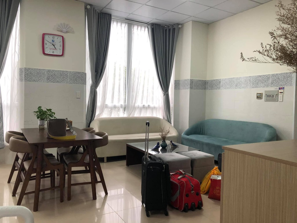 PHÒNG THƯƠNG GIA CHO BÀ ĐẺ TẠI BV TỪ DŨ

Nhìn cái mê lun ạ. Mình nhập viện ngày 06/10/2020 do vỡ ối tuần 38. Chia sẻ với các mẹ một vài hình ảnh, thấy nhiều mẹ đang quan tâm. Giá cả thì sau khi có hoá đơn chính thức mình chia sẻ sau nha. Giá thông báo là 4tr/ngày. Mình có Bảo hiểm sức khoẻ hạn mức 80triẹu. Khi nào có bảng kê chia sẻ cho cả nhà % được chi trả. Cơm canteen bệnh viện ăn được, sạch sẽ. Mình thấy rẻ hơn so với Cơm bà đẻ gần đó. Vài chia sẻ sáng ngày. Chúc cả nhà vượt cạn thành công.