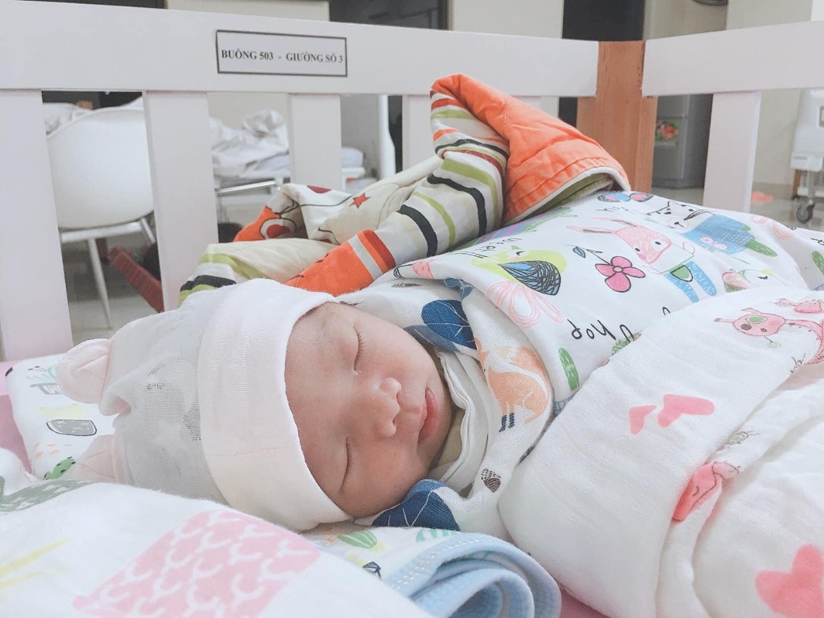 REVIEW ĐẺ MỔ TẠI PHỤ SẢN HẢI PHÒNG

Em mổ hôm 25/09, đêm 1h kém nghe cái bụp vỡ ối xối xả, bắt taxi lên viện là hơn 01h sáng, vào làm thủ tục siêu âm khám trong. 
2h kém được đẩy lên phòng mổ 

E chọn bsi Học và tính 28/09 mổ chủ động (dks 29/09) nhưng vì mổ cấp cứu lại mổ đêm nên mổ bsi Dung (thấy các chị y tá bảo trưởng khoa khoa chị mà em đang run sợ quá nên cũng ko để ý lắm 😂) 

2:50 con oe oe, y tá cho 2 mẹ con nhìn nhau thơm nhau 1 cái rùi bế bé đi. Tầm 03h hơn thì mẹ được đưa xuống phòng hậu phẫu theo dõi hơn 7 tiếng

Em mổ yêu cầu nằm sản 1 phòng 503 (4 giường 750k/ngày, BH 80%) 
Mỗi ngày được rửa vệ sinh 2 lần, tiêm thuốc 2 lần, thăm khám 1 lần, chăn ga, quần áo bv đổi hàng ngày, bv cho mượn phích nước, đc 2 cốc chè sữa hoặc nc lá 2 buổi/ngày. 

CHI PHÍ SINH TẠI PHỤ SẢN HẢI PHÒNG 💰
Vì mổ cấp cứu nên e ko chọn gói 5,5tr được
Bồi dưỡng bác sĩ mổ 1tr5
Bồi dưỡng ê kíp 1tr
Khoa sơ sinh 400 (bsi khám cho con mỗi sáng hàng ngày) 
Hậu phẫu 300
Làm hồ sơ 200
Thuốc bsi chỉ định mua để tiêm sau hậu phẫu 480 
Sữa tắm mẹ, bé, sữa uống mẹ bé 700
Về sản 1 nằm bồi dưỡng 200
Massa bé 2 lần 300
Lấy máu gót chân cho con 500
Bồi dưỡng k cần xin giấy chuyển viện vẫn được hưởng 80% 500
Cảm ơn khoa 500
Tạm ứng khoa đẻ 4tr, sản 1 3tr tổng 7tr, BH 80% được trả lại 1tr940

Ăn uống nhà em mang vì nhà gần tiện nấu nướng
Em nằm 6 ngày tổng hết 5tr060 (tiền bồi dưỡng tính riêng) 
Bsi kê đơn mua thuốc về nhà uống hôm ra viện 507k nữa 
Tổng vệ sinh đẻ lần 1 của em hết 11.647k