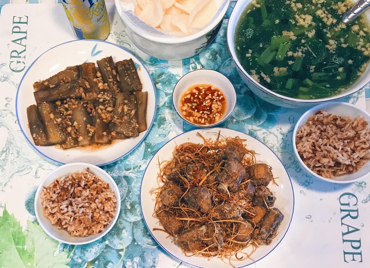 Cơm nhà 3 món* 

Chia sẻ với chị em những bữa cơm đơn giản, tranh thủ giờ nghỉ trưa trong những ngày làm việc tại nhà của vợ chồng em 🤗
 
Bữa ăn tiêu chuẩn 3 món, 1 thịt 1 rau 1 canh (nói nôm na thế chứ nhiều khi trong thịt có rau trong rau có thịt ko nhất thiết rạch ròi =))) chủ yếu các món nhanh gọn dễ làm nhưng cố gắng dù đơn giản cũng phải đủ chất, ăn cũng phải bon mồm 😆. Từ ngày chỗ em giãn cách xã hội, ăn nhà đủ 3 bữa, em chuyển bữa trưa thành bữa cơm chính trong ngày, tối chỉ ăn nhẹ nhàng thôi. Trong tuần còn bận làm việc thì ăn đơn giản, cuối tuần làm món phức tạp cải thiện sau...