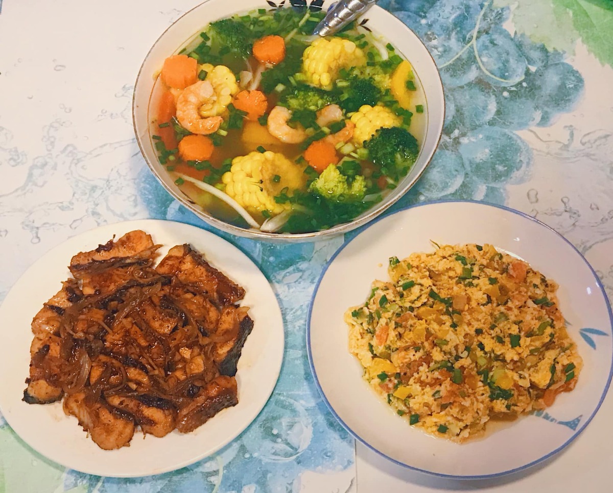 Cơm nhà 3 món* 

Chia sẻ với chị em những bữa cơm đơn giản, tranh thủ giờ nghỉ trưa trong những ngày làm việc tại nhà của vợ chồng em 🤗
 
Bữa ăn tiêu chuẩn 3 món, 1 thịt 1 rau 1 canh (nói nôm na thế chứ nhiều khi trong thịt có rau trong rau có thịt ko nhất thiết rạch ròi =))) chủ yếu các món nhanh gọn dễ làm nhưng cố gắng dù đơn giản cũng phải đủ chất, ăn cũng phải bon mồm 😆. Từ ngày chỗ em giãn cách xã hội, ăn nhà đủ 3 bữa, em chuyển bữa trưa thành bữa cơm chính trong ngày, tối chỉ ăn nhẹ nhàng thôi. Trong tuần còn bận làm việc thì ăn đơn giản, cuối tuần làm món phức tạp cải thiện sau...