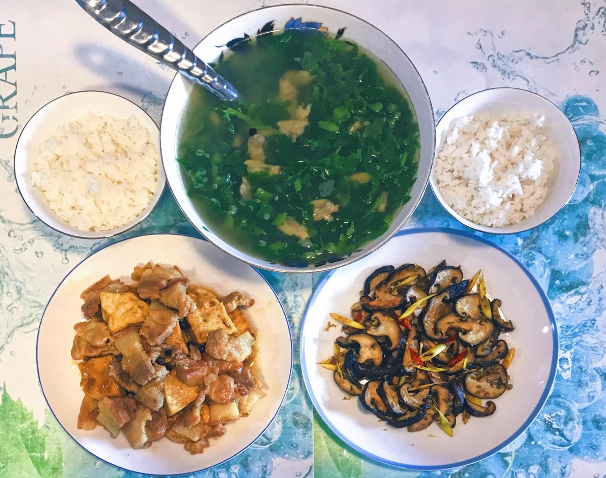 Cơm nhà 3 món* 

Chia sẻ với chị em những bữa cơm đơn giản, tranh thủ giờ nghỉ trưa trong những ngày làm việc tại nhà của vợ chồng em 🤗
 
Bữa ăn tiêu chuẩn 3 món, 1 thịt 1 rau 1 canh (nói nôm na thế chứ nhiều khi trong thịt có rau trong rau có thịt ko nhất thiết rạch ròi =))) chủ yếu các món nhanh gọn dễ làm nhưng cố gắng dù đơn giản cũng phải đủ chất, ăn cũng phải bon mồm 😆. Từ ngày chỗ em giãn cách xã hội, ăn nhà đủ 3 bữa, em chuyển bữa trưa thành bữa cơm chính trong ngày, tối chỉ ăn nhẹ nhàng thôi. Trong tuần còn bận làm việc thì ăn đơn giản, cuối tuần làm món phức tạp cải thiện sau...