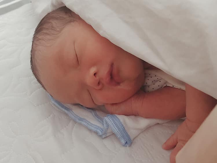 Con là Nathan Bui, tên Tiếng Việt là Bùi Nhật Quang 🥰Cả bố con và mẹ con đều là fan cuồng của Mamibabi đó ạ. Bố con thích xoa bụng mẹ con và thích cho con nghe nhạc lắm. Mẹ con rặn 2 hơi là đã ra con rồi ạ. Mẹ nào xn vía đẻ nhanh ko mẹ con cho nhé 😍