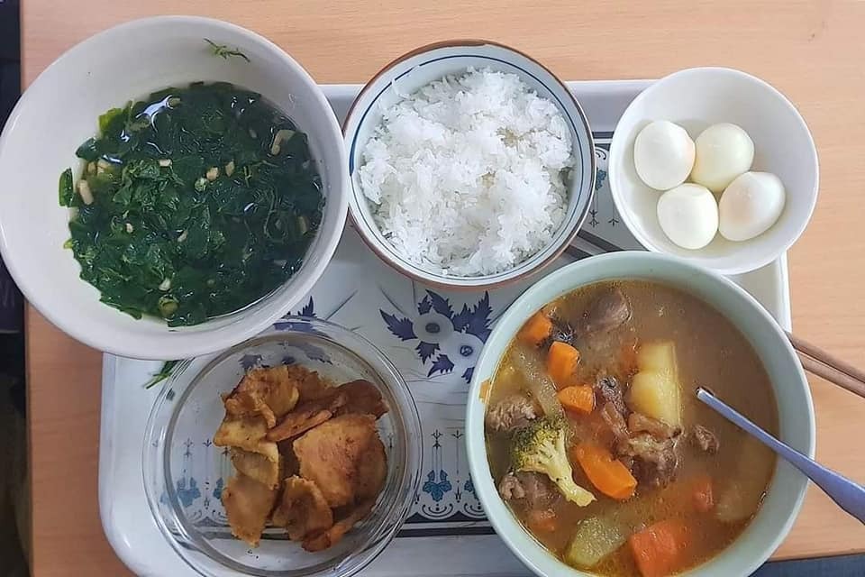 CƠM Ở CỮ MẸ MỚI NHÌN ĐÃ THẤY RƯNG RƯNG

Chia sẻ với chị em những bữa cơm sắc màu nóng hổi mà ông bà nội chuẩn bị, xếp mâm gọn gàng cho con dâu là em mỗi bữa trong thời gian ở cữ.

Giây phút yếu đuối nhất mà được mọi người so sánh "như con tôm lột vỏ", giây phút bỡ ngỡ với những điều đầu tiên khi làm mẹ, em thật may mắn khi có ông bà nội giúp đỡ. 

Ông bà là cây đại thụ, cành lá xum xuê, là bóng mát an lành, mang lại những ngọt mát, an tâm cho con cháu.
 
Mỗi bữa cơm, thấy các món ăn được chuẩn bị cẩn thận, đủ đạm đủ rau, thay đổi món mỗi bữa, em thấy thật biết ơn ông bà. Mẹ đủ sữa rồi giờ dư cả tủ sữa cho bé chính là nhờ những bữa cơm này. 

Trước khi em về ở cữ nhà nội, ông bà còn cẩn thận tìm hiểu món gì tốt, món gì kiêng và ghi chép các món ra giấy để nấu. 

Em chia sẻ các mâm cơm và những món chính và chế biến ở dưới đây, mong là giúp ích được cho các mẹ sắp sinh em bé.

Quan điểm của em và ông bà là kiêng đồ tanh như cá thu, cua đồng,... Kiêng ăn mặn quá, các món nêm hơi nhạt hơn bình thường. Kiêng uống nước lạnh, ăn đồ nguội, còn đâu cho em chén hết hihi. 

Em liệt kê theo các loại THỊT, món ĐẠM món RAU như sau: 

🌼THỊT LỢN 
- Thịt nạc rang nghệ 
- Thịt chân giò luộc thái mòn
- Móng giò hầm hạt sen, hoặc khoai tây ca rốt, hoặc củ sen
- Thịt lợn rang cháy cạnh 
- Thịt lợn xay sốt cà chua 
- Sườn xào chua ngọt 
- Ruốc thịt lợn 

🌼THỊT BÒ 
- Gân bò hầm rau củ (khoai tây, cà rốt, súp lơ, bí,...) 
- Bò bít tết áp chảo 
- Bò xào + giá/ hoa thiên lý (ăn hoa này nhiều sữa)/ đậu cove/ bí đỏ/ ớt Đà Lạt/ súp lơ/ cà rốt/ su su,...

🌼THỊT GÀ 
- Gà luộc 
- Gà kho gừng
- Gà sốt chua ngọt
- Gà hầm thuốc bắc/ngải cứu (món này rất tốt)
- Cháo gà

🌼CÁ thì em chỉ ăn cá hồi, còn các loại cá khác em ít ăn. Chế biến: 
- Ruốc cá hồi 
- Cá hồi áp chảo sốt xì dầu 
- Cá hồi bỏ lò 
- Cá hồi sốt chanh 

🌼TÔM
- Tôm hấp
- Tôm rang chua ngọt
- Ruốc tôm 

🌼TRỨNG 
-  Trứng gà so luộc 
-  Trứng hấp thịt
-  Trứng đúc thịt rán 
-  Trứng rán ngải cứu

🌼RAU
- Rau ngót nấu thịt băm (món phải ăn) 
- Canh bầu/bí nấu tôm 
- Rau mùng tơi nấu ngao 
- Mướp luộc/xào giá 
- Bí đỏ luộc (món này ăn lợi sữa) 
- Canh rau củ hầm xương

Sơ sơ là vậy ạ, xoay vòng các món như này đảm bảo mẹ em bé ăn uống ngon miệng, cơ thể khỏe mạnh để đảm bảo là cô bò sữa vui vẻ hihi.
Theo như cá nhân em thấy thì kinh nghiệm để có đủ sữa cho mẹ là:

✅ Ăn đủ chất và đa dạng các món cho mẹ ngon miệng, mẹ vui vẻ làm cô gái Hà Lan mỗi ngày
✅ Ngày uống 3-4 lít nước ấm, sữa ấm (để nhớ thì cứ trước mỗi cữ hút sữa uống 1-2 cốc nước ấm luôn)
✅  Kích hút sữa đều đặn, đúng giờ

Ngoài ra, em thấy uống nước chè vằng ấm hoặc nước đỗ đen vừa thơm ngon mà lại nhiều sữa hihi. 

Mong là bài này của em hữu ích cho các mẹ sắp sinh em bé hoặc người nhà đang tìm hiểu thông tin để chăm mẹ em bé. Món mới vẫn được ông bà tìm hiểu update liên tục, có gì hay em lại chia sẻ tiếp