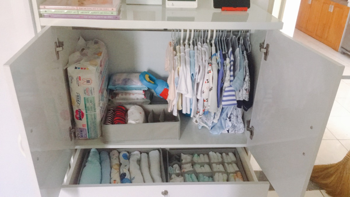 Có mẹ nào dự sanh 25/11 như mình không, gần sanh cứ sợ đau đẻ mà ngày nào cũng mở tủ đồ của con ra ngắm muốn bụng cái bảng lề luôn. Hehe