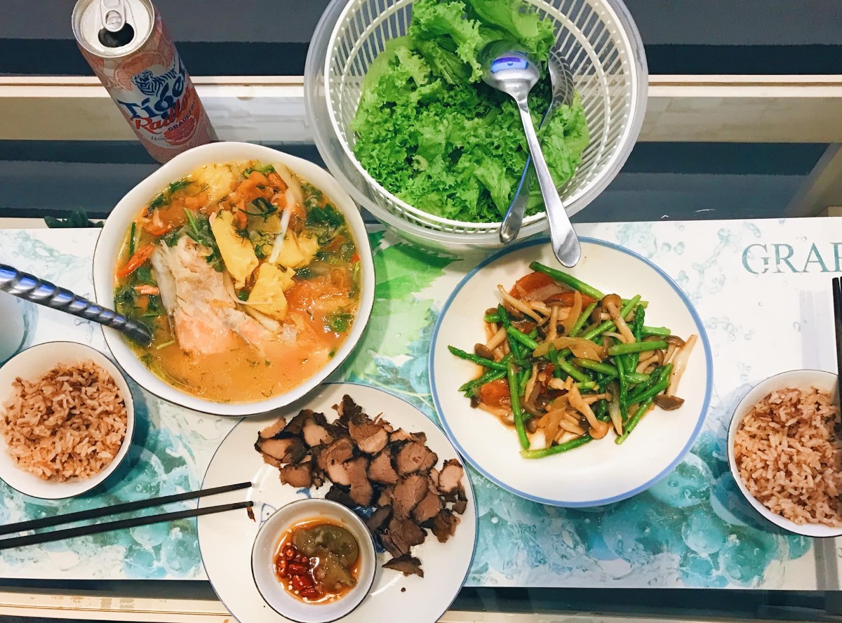Cơm nhà 3 món* 

Chia sẻ với chị em những bữa cơm đơn giản, tranh thủ giờ nghỉ trưa trong những ngày làm việc tại nhà của vợ chồng em 🤗
 
Bữa ăn tiêu chuẩn 3 món, 1 thịt 1 rau 1 canh (nói nôm na thế chứ nhiều khi trong thịt có rau trong rau có thịt ko nhất thiết rạch ròi =))) chủ yếu các món nhanh gọn dễ làm nhưng cố gắng dù đơn giản cũng phải đủ chất, ăn cũng phải bon mồm 😆. Từ ngày chỗ em giãn cách xã hội, ăn nhà đủ 3 bữa, em chuyển bữa trưa thành bữa cơm chính trong ngày, tối chỉ ăn nhẹ nhàng thôi. Trong tuần còn bận làm việc thì ăn đơn giản, cuối tuần làm món phức tạp cải thiện sau...