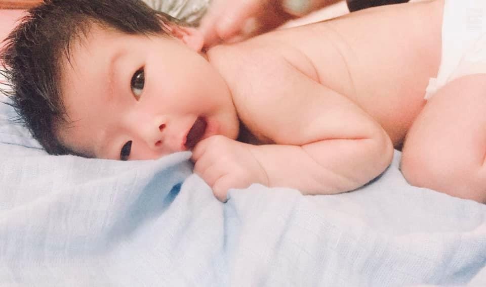 IVF BV BƯU ĐIỆN

Động lực cho các mom nha. 
Em là thành quả của bs Hà nữ. 
Bố mẹ có được em sau 9 năm cưới, 8 năm mong mỏi, 3 lần làm ivf, 4 lần cp. 
Bố cháu bt. Mẹ cháu AMH thấp, niêm mạc tử cung mỏng, bị gen đông máu phải tiêm lovenox suốt thai kì. 
Sau nhiều lần cp thất bại, mẹ cháu vẫn kiên trì làm ở bvbđ vì gần nhà tiện đi lại. 
Quan trọng vẫn là tinh thần và đủ duyên thì con sẽ đến ạ.