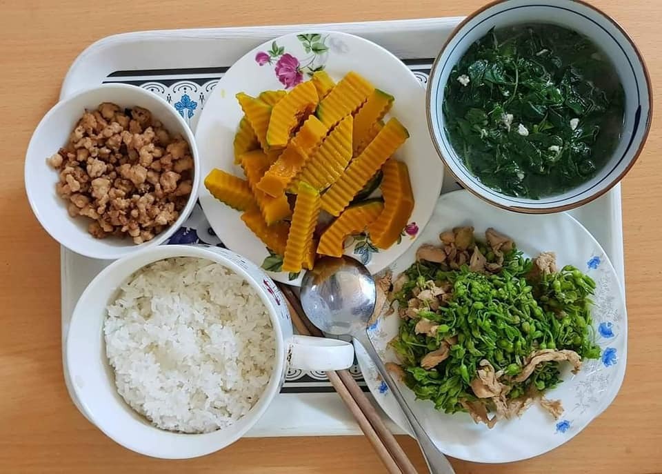 CƠM Ở CỮ MẸ MỚI NHÌN ĐÃ THẤY RƯNG RƯNG

Chia sẻ với chị em những bữa cơm sắc màu nóng hổi mà ông bà nội chuẩn bị, xếp mâm gọn gàng cho con dâu là em mỗi bữa trong thời gian ở cữ.

Giây phút yếu đuối nhất mà được mọi người so sánh "như con tôm lột vỏ", giây phút bỡ ngỡ với những điều đầu tiên khi làm mẹ, em thật may mắn khi có ông bà nội giúp đỡ. 

Ông bà là cây đại thụ, cành lá xum xuê, là bóng mát an lành, mang lại những ngọt mát, an tâm cho con cháu.
 
Mỗi bữa cơm, thấy các món ăn được chuẩn bị cẩn thận, đủ đạm đủ rau, thay đổi món mỗi bữa, em thấy thật biết ơn ông bà. Mẹ đủ sữa rồi giờ dư cả tủ sữa cho bé chính là nhờ những bữa cơm này. 

Trước khi em về ở cữ nhà nội, ông bà còn cẩn thận tìm hiểu món gì tốt, món gì kiêng và ghi chép các món ra giấy để nấu. 

Em chia sẻ các mâm cơm và những món chính và chế biến ở dưới đây, mong là giúp ích được cho các mẹ sắp sinh em bé.

Quan điểm của em và ông bà là kiêng đồ tanh như cá thu, cua đồng,... Kiêng ăn mặn quá, các món nêm hơi nhạt hơn bình thường. Kiêng uống nước lạnh, ăn đồ nguội, còn đâu cho em chén hết hihi. 

Em liệt kê theo các loại THỊT, món ĐẠM món RAU như sau: 

🌼THỊT LỢN 
- Thịt nạc rang nghệ 
- Thịt chân giò luộc thái mòn
- Móng giò hầm hạt sen, hoặc khoai tây ca rốt, hoặc củ sen
- Thịt lợn rang cháy cạnh 
- Thịt lợn xay sốt cà chua 
- Sườn xào chua ngọt 
- Ruốc thịt lợn 

🌼THỊT BÒ 
- Gân bò hầm rau củ (khoai tây, cà rốt, súp lơ, bí,...) 
- Bò bít tết áp chảo 
- Bò xào + giá/ hoa thiên lý (ăn hoa này nhiều sữa)/ đậu cove/ bí đỏ/ ớt Đà Lạt/ súp lơ/ cà rốt/ su su,...

🌼THỊT GÀ 
- Gà luộc 
- Gà kho gừng
- Gà sốt chua ngọt
- Gà hầm thuốc bắc/ngải cứu (món này rất tốt)
- Cháo gà

🌼CÁ thì em chỉ ăn cá hồi, còn các loại cá khác em ít ăn. Chế biến: 
- Ruốc cá hồi 
- Cá hồi áp chảo sốt xì dầu 
- Cá hồi bỏ lò 
- Cá hồi sốt chanh 

🌼TÔM
- Tôm hấp
- Tôm rang chua ngọt
- Ruốc tôm 

🌼TRỨNG 
-  Trứng gà so luộc 
-  Trứng hấp thịt
-  Trứng đúc thịt rán 
-  Trứng rán ngải cứu

🌼RAU
- Rau ngót nấu thịt băm (món phải ăn) 
- Canh bầu/bí nấu tôm 
- Rau mùng tơi nấu ngao 
- Mướp luộc/xào giá 
- Bí đỏ luộc (món này ăn lợi sữa) 
- Canh rau củ hầm xương

Sơ sơ là vậy ạ, xoay vòng các món như này đảm bảo mẹ em bé ăn uống ngon miệng, cơ thể khỏe mạnh để đảm bảo là cô bò sữa vui vẻ hihi.
Theo như cá nhân em thấy thì kinh nghiệm để có đủ sữa cho mẹ là:

✅ Ăn đủ chất và đa dạng các món cho mẹ ngon miệng, mẹ vui vẻ làm cô gái Hà Lan mỗi ngày
✅ Ngày uống 3-4 lít nước ấm, sữa ấm (để nhớ thì cứ trước mỗi cữ hút sữa uống 1-2 cốc nước ấm luôn)
✅  Kích hút sữa đều đặn, đúng giờ

Ngoài ra, em thấy uống nước chè vằng ấm hoặc nước đỗ đen vừa thơm ngon mà lại nhiều sữa hihi. 

Mong là bài này của em hữu ích cho các mẹ sắp sinh em bé hoặc người nhà đang tìm hiểu thông tin để chăm mẹ em bé. Món mới vẫn được ông bà tìm hiểu update liên tục, có gì hay em lại chia sẻ tiếp