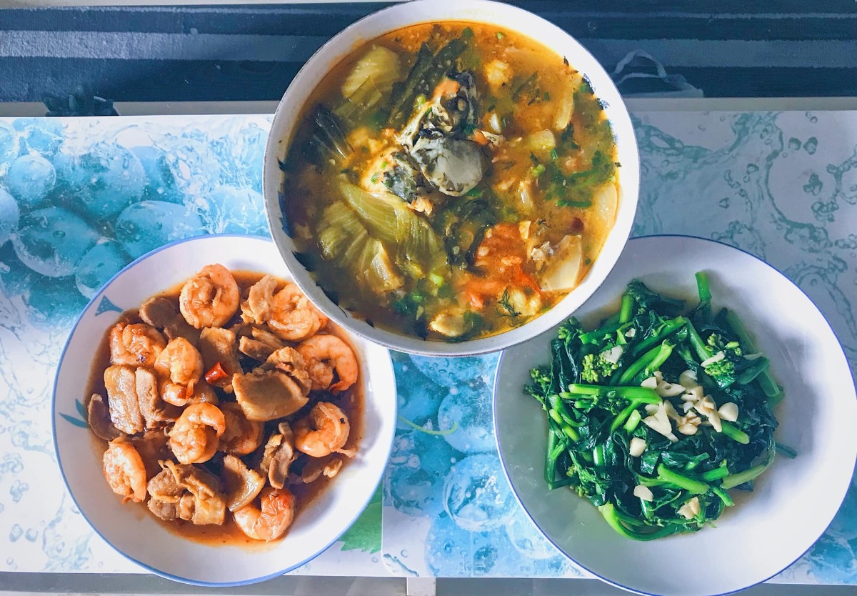 Cơm nhà 3 món* 

Chia sẻ với chị em những bữa cơm đơn giản, tranh thủ giờ nghỉ trưa trong những ngày làm việc tại nhà của vợ chồng em 🤗
 
Bữa ăn tiêu chuẩn 3 món, 1 thịt 1 rau 1 canh (nói nôm na thế chứ nhiều khi trong thịt có rau trong rau có thịt ko nhất thiết rạch ròi =))) chủ yếu các món nhanh gọn dễ làm nhưng cố gắng dù đơn giản cũng phải đủ chất, ăn cũng phải bon mồm 😆. Từ ngày chỗ em giãn cách xã hội, ăn nhà đủ 3 bữa, em chuyển bữa trưa thành bữa cơm chính trong ngày, tối chỉ ăn nhẹ nhàng thôi. Trong tuần còn bận làm việc thì ăn đơn giản, cuối tuần làm món phức tạp cải thiện sau...