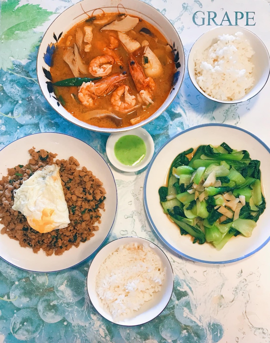 Cơm nhà 3 món* 

Chia sẻ với chị em những bữa cơm đơn giản, tranh thủ giờ nghỉ trưa trong những ngày làm việc tại nhà của vợ chồng em 🤗
 
Bữa ăn tiêu chuẩn 3 món, 1 thịt 1 rau 1 canh (nói nôm na thế chứ nhiều khi trong thịt có rau trong rau có thịt ko nhất thiết rạch ròi =))) chủ yếu các món nhanh gọn dễ làm nhưng cố gắng dù đơn giản cũng phải đủ chất, ăn cũng phải bon mồm 😆. Từ ngày chỗ em giãn cách xã hội, ăn nhà đủ 3 bữa, em chuyển bữa trưa thành bữa cơm chính trong ngày, tối chỉ ăn nhẹ nhàng thôi. Trong tuần còn bận làm việc thì ăn đơn giản, cuối tuần làm món phức tạp cải thiện sau...