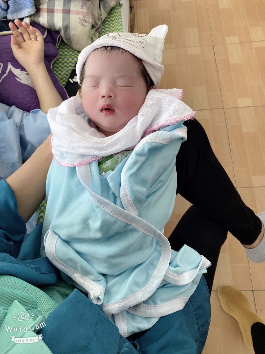 Bé nhà mình dự kiến sinh 10/10 mà 30/9 bé đã ra với mẹ rồi .lên bàn đẻ lúc 9h kém mà 10h kém 2 mẹ con mình đã được gặp nhau rồi àh , bé dc 3kg1 nhé. !các mom ủn Mông cho con với ạ