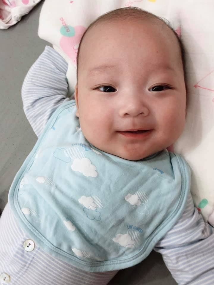 Nằm ngắm zai iu, gái iu của mẹ cho hết ngày vậy 🥰
Mẹ nào xin vía ko ạ