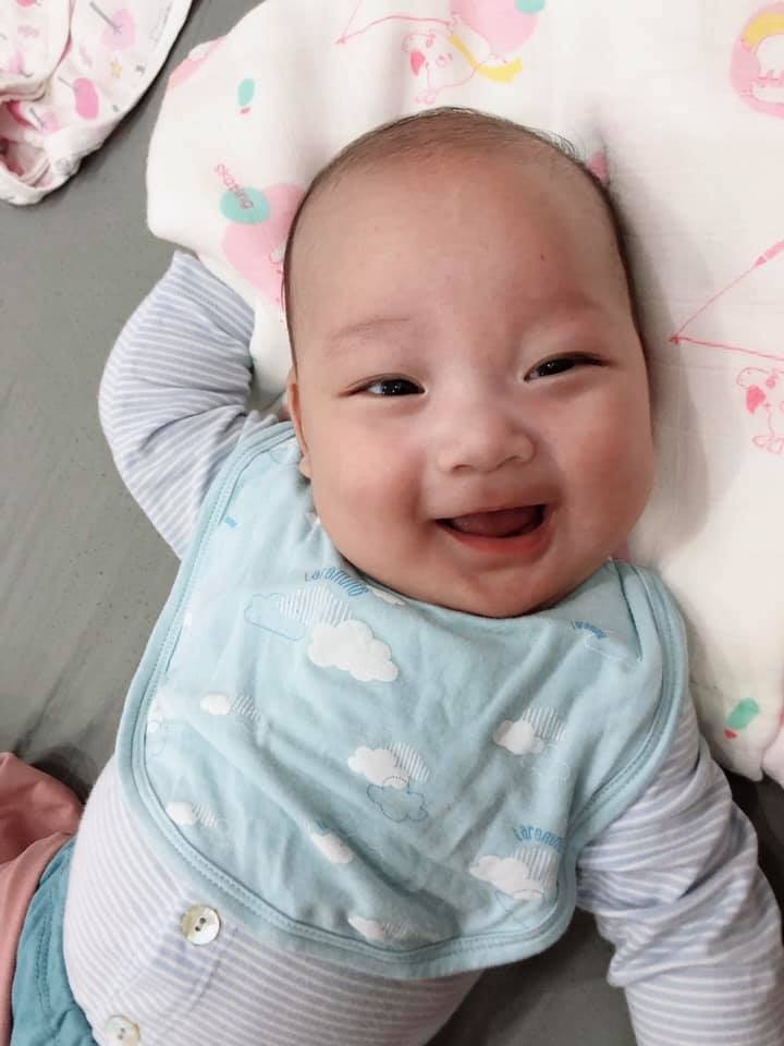 Nằm ngắm zai iu, gái iu của mẹ cho hết ngày vậy 🥰
Mẹ nào xin vía ko ạ