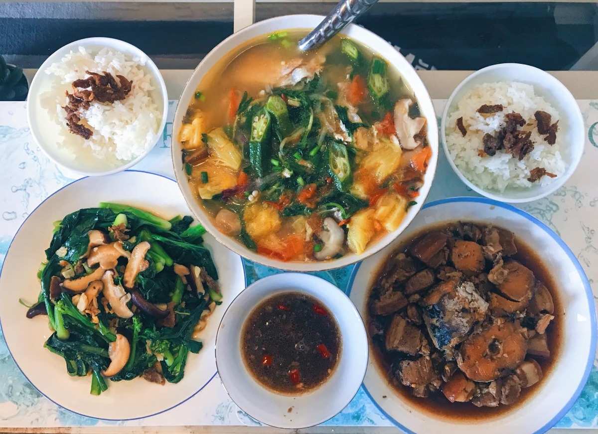 Cơm nhà 3 món* 

Chia sẻ với chị em những bữa cơm đơn giản, tranh thủ giờ nghỉ trưa trong những ngày làm việc tại nhà của vợ chồng em 🤗
 
Bữa ăn tiêu chuẩn 3 món, 1 thịt 1 rau 1 canh (nói nôm na thế chứ nhiều khi trong thịt có rau trong rau có thịt ko nhất thiết rạch ròi =))) chủ yếu các món nhanh gọn dễ làm nhưng cố gắng dù đơn giản cũng phải đủ chất, ăn cũng phải bon mồm 😆. Từ ngày chỗ em giãn cách xã hội, ăn nhà đủ 3 bữa, em chuyển bữa trưa thành bữa cơm chính trong ngày, tối chỉ ăn nhẹ nhàng thôi. Trong tuần còn bận làm việc thì ăn đơn giản, cuối tuần làm món phức tạp cải thiện sau...