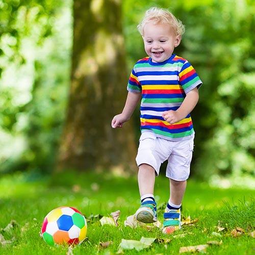 LÀM SAO ĐỂ GIÚP TRẺ PHÁT TRIỂN TÍNH TỰ LẬP VÀ SÁNG TẠO
Trẻ em Việt Nam đang phát triển theo ý muốn cha mẹ quá nhiều, thay vì chính bé sẽ tự chọn cách phát triển riêng và tự nhiên của bé.
Thực tế, tôi nhìn thấy rất nhiều cha mẹ chỉ vì nghe bạn bè ông bà khen chê về mập ốm của trẻ mà cố "vỗ béo" trẻ theo cách của họ mà chưa biết liệu mập mạp có thực sự tốt cho con.

Một ví dụ khác, nhìn ai đó có con vào Đại Học, cha mẹ cũng muốn con mình vào học ĐH như con ai đó, nhưng cha mẹ đâu biết rằng con mình có thể thích một ngành nào đó khác như thiết kế thời trang chẳng hạn, có thể sẽ trở thành 1 chuyên gia giỏi sau này. Nhưng trẻ đã thi rớt ĐH, chịu nhiều sự nói ra nói vào của mọi người, trẻ cũng mất luôn cơ hội sống và làm điều trẻ thích.

Một khía cạnh khác về việc học, trẻ con ngày nay cũng khổ, ban ngày phải ngồi học trên ghế nhà trường, ban đêm cũng sẽ cày ở những lớp học thêm, thậm chí là học đàn ca múa hát. Trên thực tế sự phát triển não bộ của các bé cần có 1 không gian tự lập và sáng tạo riêng của các bé. Học quá nhiều sẽ không làm con bạn thông minh theo đúng tự nhiên, mà chỉ góp phần làm bé thiếu giao tiếp xã hội.

BẠN MUỐN CON BẠN NHƯ THẾ NÀO?
Tôi muốn con tôi thành...
một người tài giỏi
một người biết đó biết đây
một người giàu có, sống sung túc
một người có địa vị cao

Nhưng bạn hỏi lại chính mình liệu điều gì trên hết những thứ này. Có phải bạn muốn con bạn hạnh phúc và mạnh khỏe khi bé bước ra thế giới này và đến bên bạn.

Hãy để không gian để trẻ suy nghĩ, quyết định, và tự lập cho bản thân.

KHOA HỌC NÓI GÌ VỀ KHÔNG GIAN TỰ LẬP VÀ SÁNG TẠO CỦA BÉ:
Gs.Bs. da Rose Florez, ĐH Arizona State, Mỹ nhấn mạnh rằng mọi hoạt động hằng ngày cần để trẻ có không gian quyết định, tự lập, và sáng tạo theo cách riêng của trẻ. Đây là cách mà não bộ trẻ hoạt động tốt nhất. Gs.da Rose Florez cũng nói thêm: cha mẹ cũng đừng quá thất vọng khi yêu cầu 1 bé 5 tuổi vẽ con chó và bé tô màu đỏ với lí do là bé thích con chó của bé mặc cái đầm màu đỏ giống bé. Các liên kết thần kinh trong đại não sẽ có dịp phát triển tạo cho bé nhiều sáng tạo và suy nghĩ khác biệt và thành công hơn các bé chỉ được cha mẹ chỉ và cho những khái niệm rập khuôn, không sáng tạo.

NHỮNG ĐIỀU CHA MẸ NÊN LÀM ĐỂ GIÚP BÉ PHÁT TRIỂN TÍNH TỰ LẬP VÀ SÁNG TẠO

* Thay vì cấm đoán bé chơi và chạm mọi thứ thì cha mẹ nên cho bé trải nghiệm theo cách của bé nhưng vẫn kiểm soát an toàn vòng ngoài.
VD. dẫn bé ra công viên, nơi có nhiều lá cây các loại rơi trên sân, cho bé tìm những loại lá bé thích, tự do lắng nghe bé giải thích tại sao bé thích lá này.
Các bé nhỏ hơn 2 tuổi có thể cho bé chơi các vật dụng như đậy nắp nồi hoặc chồng các ly vào nhau, đừng ngại mấy vật dụng này làm đau bé, mà chọn những món đồ chơi đắt tiền. Bé cần hiểu thế giới xung quanh bằng chính trải niệm của bé, đồ chơi đắt tiền không phải là thế giới xung quanh của bé.
Có thể dạy bé cách cho cá ăn hoặc cách vuốt ve con chó (tuy nhiên bạn vẫn đảm bảo là kiểm soát tình huống, hồ cá là phải xa tầm với của bé hoặc không gây nguy hiểm như làm bé đuối nước, chó bạn nên đảm bảo rằng con chó phải nghe lời bạn tuyệt đối). [các bé bị dị ứng lông động vật không nên tiếp xúc với động vật]

* Cho bé tự do chọn điều bé nghĩ, đừng bao giờ nghĩ rằng điều bạn nghĩ là đúng với bé, bé sẽ hoàn toàn nghĩ khác bạn, vì cách não bộ bé hoạt động là khác bạn, não bạn hoạt động dựa trên trải nghiệm trước đó, bé không có trải nghiệm trước đó, bé chỉ có sự sáng tạo và yêu thích của bé, não bé thuần thiết cho các tế bào thần kinh thỏa sức liên kết và gỡ liên kết.
VD. Hãy cho bé 1 hộp bút màu và các loại giấy có chất liệu khác nhau, và cho bé tự vẽ và tô màu theo ý bé. Bé không có trải nghiệm lá cây màu xanh như não của bạn, trừ khi bạn đã chỉ bé thấy lá cây màu xanh lúc đi công viên. Do đó, bé vẽ lá cây màu đen là chuyện không gì bình thường hơn. Đơn giản, bạn chỉ nói với bé: ngày mai, bố mẹ sẽ cho con đi công viên để xem lá cây màu gì nhé. Sau khi đi công viên về, bé vẽ chiếc lá màu vàng cam, cũng đừng la bé làm gì, lắng nghe lí do bé tại sao vẽ vậy, bạn sẽ nghe lời giải thích rất dễ thương là: "bố chỉ kêu con nhặt những lá rơi trên mặt đất, mà lá nào cũng màu vàng cam thôi bố ạ".

* Hãy cho bé giúp bạn làm một vài việc trong nhà
VD. khuyến khích các bé từ 12 tháng tuổi giúp bạn nhặt đồ chơi bỏ vào giỏ, nhặt vớ cùng loại (từ 18 tháng tuổi) bỏ vào giỏ, giúp bạn nhặt rau xanh, đỏ (bé từ 3 tuổi). Đơn giản là luôn khuyến khích bé làm những điều này khi bé vui và muốn giúp bạn

* Hãy cho hệ miễn dịch bé hoạt động mạnh mẽ nhất
VD. đừng ngại cho bé đi qua vũng nước mưa cạn, đừng ngại cho bé chơi cát, đừng ngại cho bé chơi bong bóng xà phòng. Đơn giản bạn chỉ cần rữa tay bé thật sạch sau đó là được. Phần còn lại hãy để bé thỏa thích thử sức hệ miễn dịch của bé.