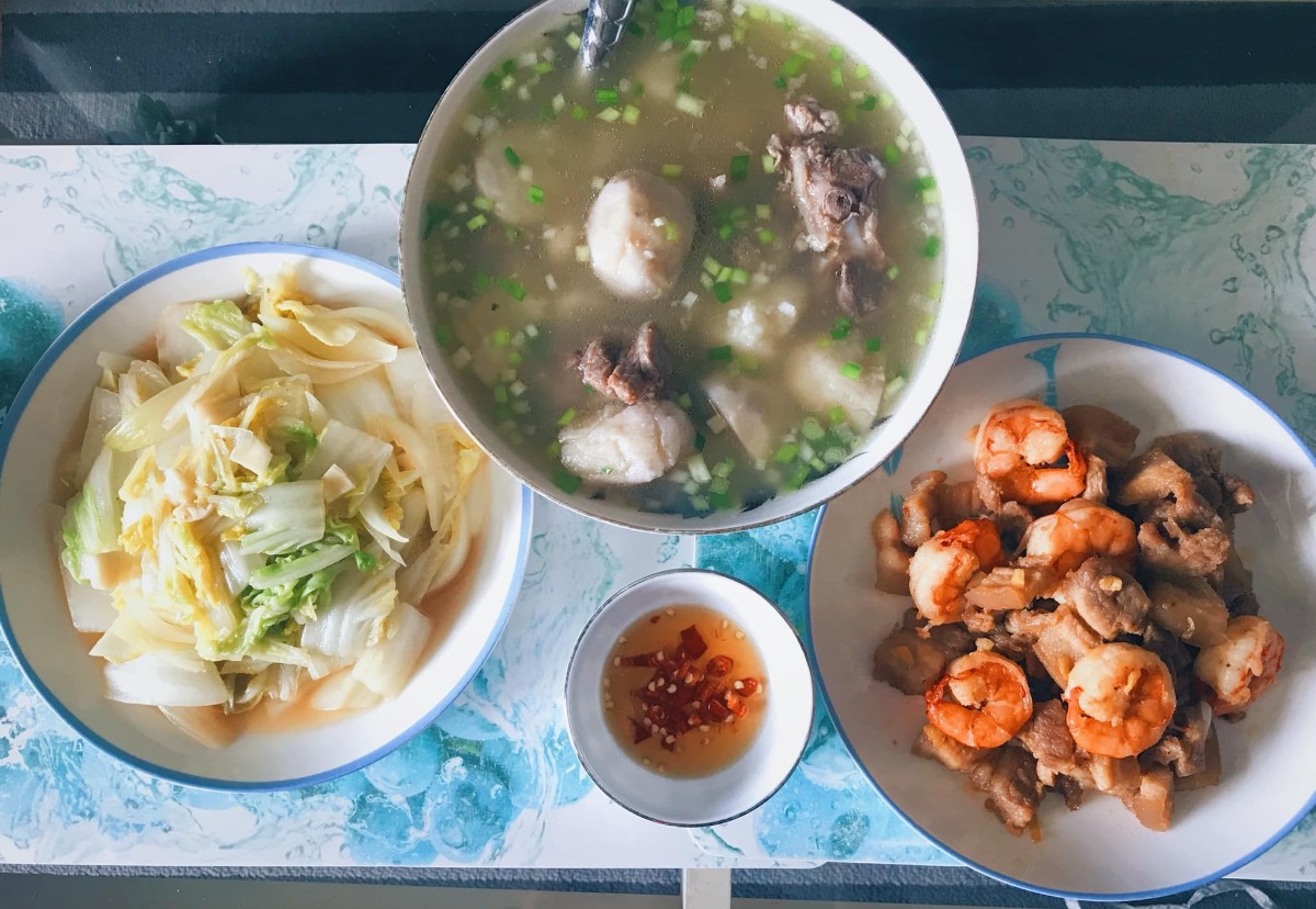 Cơm nhà 3 món* 

Chia sẻ với chị em những bữa cơm đơn giản, tranh thủ giờ nghỉ trưa trong những ngày làm việc tại nhà của vợ chồng em 🤗
 
Bữa ăn tiêu chuẩn 3 món, 1 thịt 1 rau 1 canh (nói nôm na thế chứ nhiều khi trong thịt có rau trong rau có thịt ko nhất thiết rạch ròi =))) chủ yếu các món nhanh gọn dễ làm nhưng cố gắng dù đơn giản cũng phải đủ chất, ăn cũng phải bon mồm 😆. Từ ngày chỗ em giãn cách xã hội, ăn nhà đủ 3 bữa, em chuyển bữa trưa thành bữa cơm chính trong ngày, tối chỉ ăn nhẹ nhàng thôi. Trong tuần còn bận làm việc thì ăn đơn giản, cuối tuần làm món phức tạp cải thiện sau...