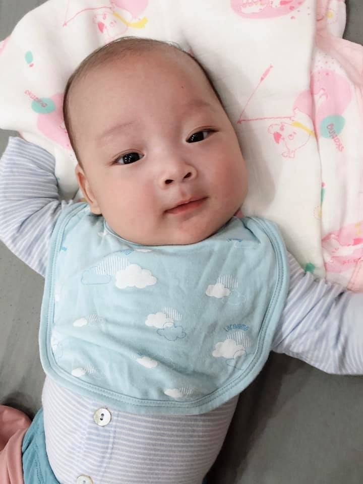 Nằm ngắm zai iu, gái iu của mẹ cho hết ngày vậy 🥰
Mẹ nào xin vía ko ạ