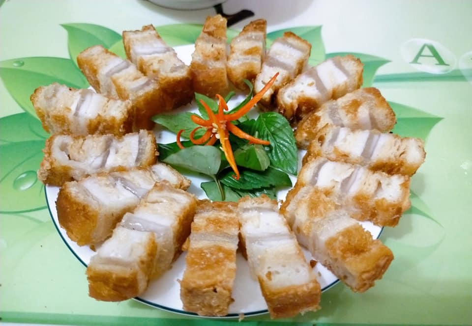 Bữa trưa chay cuối tuần của mình. Thịt quay chay bánh hỏi, mình học trên Youtube. Chúc cả nhà bữa trưa ngon miệng và an yên 💓

Cách làm: 2 khuôn cho 6 người ăn
Chuẩn bị nguyên liệu, gia vị :
- Sườn heo chay : 3 miếng
- Bột năng : 150 gr
- Bột gạo : 100 gr
- Cốt dừa : 250 gr
- Nước lọc : 260 gr
- Bánh mì dài : 1 ổ
- Dầu ăn
Gia vị cho mỗi loại bột
- Muối : 1/4 mcfe 
- Đường : 1/4 mcfe
- Hạt nêm chay : 1/4 mcfe
- Bột ngọt : 1/4 mcfe
- Sốt thịt nướng : 1 muỗng canh
- Khuôn đổ 12 x 7 cm : 2 khuôn
- Màng bọc TP
Ăn kèm  : Bánh hỏi, rau xà lách, rau sống, nước mắm chay
1) Cách pha bột năng, làm mỡ heo.
Bột năng 150 gr
Nước lọc 180 gr
Muối 1/4 mcfe
Đường 1/4 mcfe
Hạt nêm 1/4 mcfe
Bột ngọt 1/4 mcfe
Hòa tan hỗn hợp để sang 1 bên
2) Cách pha bột gạo, làm thịt heo
Bột gạo 100 gr
Cốt dừa 250 gr
Nước lọc 80 gr
Muối 1/4 mcfe
Đường 1/4 mcfe
Hạt nêm 1/4 mcfe
Bột ngọt 1/4 mcfe
Hòa tan hỗn hợp, hỗn hợp hơi đặc hơn hỗn hợp làm mỡ heo
3) Sườn heo chay ngâm nở, mềm, xả sạch vắt khô, tách ra làm 2
4) Bánh mì cắt 2 khúc, mỗi khúc khoảng 12 cm, cắt dọc làm 2, để làm da heo
5) Cho sườn đã tách đôi, ngâm trong bột gạo, nhấn cho thịt chìm xuống.
6) Lót màng TP vào khuôn, hoặc thoa dầu ăn vào 2 khuôn
7) Lót 1 lớp bánh mì, một lớp sườn
8) Cho 1 lớp bột gạo
Chú ý : 2 loại bột chia làm 2, vì còn 1 lớp nữa
9) Mang đi hấp 8 phút, mở nắp nồi thấy bột vừa trong là được
10)Cho lớp bột năng vào 2 khuôn
11) Hấp lớp bột năng 8 phút, sau 8 phút mở nắp bột trong là được
12)Cho 1 lớp thịt chay vào
13) Tiếp theo cho 1 lớp bột gạo vào, hấp 8 phút, sau 8 phút thấy bột trong là được
14)Cho lớp bột năng vào, hấp 8 phút, sau 8 phút lấy khuôn ra khỏi nồi, lấy niã cào nhẹ vào lớp bột năng
15)Cho lớp bánh mì lên trên mặt lấy tay ấn nhẹ cho kết dính vào nhau, chờ cho nguội, cho vào ngăn mát khoảng 20 phút, lấy thịt chay ra, tách khỏi khuôn, dùng dao cắt ngang mỗi miếng dày khoảng 2 cm
16) Bắc chảo, chiên thịt ngập dầu, không trở thịt khi chưa vàng thịt sẽ bị rã, kiểm tra thịt vàng thì trở mặt trên chiên tiếp cho đến khi hết.
17) Cắt thịt heo quay ra từng miếng 2 x 2 cm
18) Áo heo quay chay, cho vào chảo
3 muỗng canh nước
2 muỗng canh đường
1 muỗng canh sốt thịt nướng chay
Nấu lửa nhỏ cho đến khi keo lại thì cho heo quay vào đảo nhẹ, đều, tắt bếp, sắp ra đĩa.