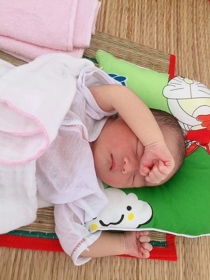 Bé con vừa ra đời thì hay tin ba mẹ trúng độc đắc 😝
Gầu hết sức vậy hà
Thiên thần nhỏ vừa ra chào đời được 3 hôm 🥰