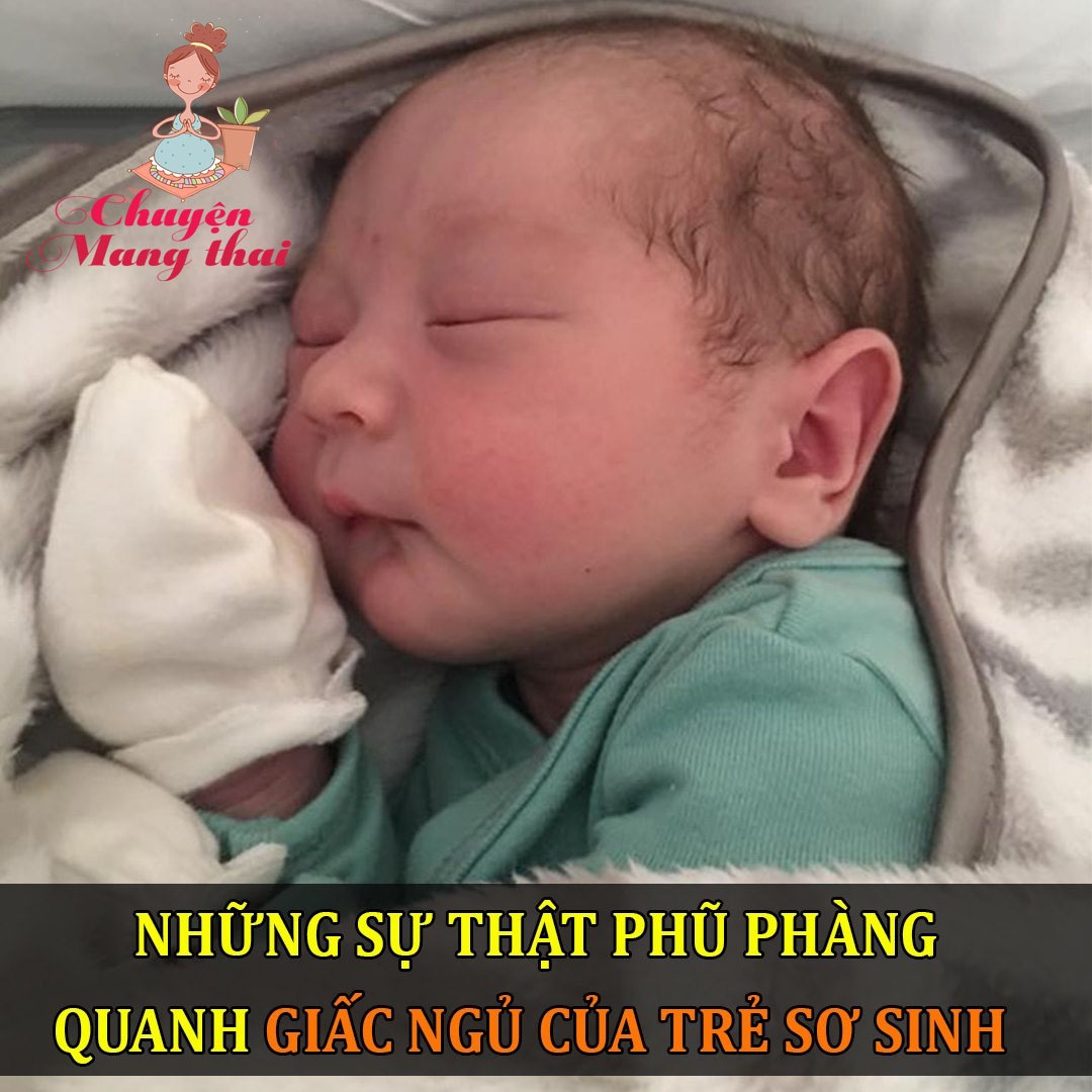 NHỮNG SỰ THẬT PHŨ PHÀNG QUANH GIẤC NGỦ CỦA TRẺ SƠ SINH - ÁC MỘNG CỦA CÁC MẸ HAY MẤT NGỦ

1. Trẻ sơ sinh cực kỳ ồn ào. Chúng ăn, ị, xè, và kể cả “thả bom” ngay trong giấc ngủ. Chúng cũng ê a, khóc lóc, mỉm cười, giật mình, cáu gắt… trong khi ngủ! Bạn sẽ chạy đến nôi nhiều lần trong một giờ, chỉ để đảm bảo rằng những tiếng ồn mà chúng đang phát ra là bình thường. Chỉ là có đôi khi bọn sơ sinh sẽ giật mình từ chính tiếng ồn chúng gây ra và chúng lại khóc thét lên khiến mẹ phải dỗ ngủ lại từ đầu.

2. Ngoài ra, đôi khi trẻ sơ sinh sẽ ngủ với đôi mắt khép hờ, khiến bạn tưởng như chúng vẫn đang theo dõi mẹ. Đôi mắt nhỏ xíu ấy cứ nhìn chằm chằm vào bạn, như kẻ bám đuôi nhỏ bé đáng yêu. Thỉnh thoảng, bọn sơ sinh làm mẹ chúng giật mình hết hồn với đôi mí mắt mới rớt xuống một nửa, như thể đang hù dọa mẹ. Thật đấy, chúng có khá nhiều trò khiến mẹ bất ngờ.

3. Nếu bạn là một người lần đầu làm mẹ, và con của bạn là một trong những đứa bé có giấc ngủ dài đáng ngưỡng mộ, bé ngủ xuyên đêm chẳng hạn… thì xin đừng bao giờ nói với bạn bè hay khoe trên facebook. Bởi vì sẽ có rất nhiều bà mẹ khác ghen tị về điều này. Thường thì các bà mẹ sẽ phải mất ngủ vài tháng đầu sau sinh bởi vì bọn sơ sinh chỉ ngủ giấc ngắn và nhất là hay lấy đêm làm ngày. Thế nên, con bạn ngủ nguyên đêm thì đúng là báu vật quý hiếm => dễ bị GATO.

4. Xin đừng nhắc tôi: “Bạn đã thử chèn gối hai bên cho con chưa? Bạn có quấn mình lại cho bé không?”, xin thưa: tôi đã làm đủ cách. Từ việc quấn tay chân, chèn bụng cho con đỡ giật mình, cho con bú no trước khi ngủ, kiểm tra tã lót để đảm bảo con sạch sẽ khô ráo, cho con ngủ theo giờ, ru bé ngủ… nhưng đâu vẫn hoàn đấy. Bọn sơ sinh coi việc tỉnh giấc, đạp chân uỳnh uỳnh xuống nệm là một việc hết sức vui vẻ để đánh thức mẹ dậy. Chúng thật thông minh.

5. Tôi đã đóng tất cả các cánh cửa phòng để giữ im lặng tuyệt đối. Tôi thử hết núm vú này đến núm vú khác nhưng em bé vẫn bất hợp tác. Tôi mua một cái võng tự động, nôi tự động, ghế ngủ… nhưng nó chỉ kéo dài giấc ngủ của em bé thêm khoảng 15 phút, sau đó chúng vẫn đều đặn thức dậy sau khoảng 2 tiếng đồng hồ và đòi ăn, đòi chơi… Trong ký ức của một bà mẹ có con ngủ khó là những ngày tháng triền miên chỉ ngủ nhiều nhất 3-4 tiếng đồng hồ mỗi ngày.

6. Khi bé cứ khóc liên tục không rõ lý do, bạn chỉ có thể đổ thừa cho việc bé bị đau bụng. Đau bụng từ là một thuật ngữ đáng sợ, ngay cả bác sĩ cũng nói với bạn đó là lý do khiến bé khóc hoài không ngủ, bởi vì bác sĩ cũng chẳng hiểu vì sao bé khó tính như thế. Những ngày bé sơ sinh khóc dạ đề thật mệt mỏi. Đầu óc mẹ căng như dây đàn và lúc bé chợp mắt là lúc mẹ hạnh phúc nhất đời.

7. Trẻ sơ sinh nhạy cảm vô cùng, dĩ nhiên có bé thế này, bé thế khác nhưng nói chung là bé nhạy cảm với mọi tiếng động. Lý do là bé đang ở trong môi trường ấm cúng và yên tĩnh trong bụng mẹ, khi ra đời bé dễ giật mình với âm thanh. Kể cả khi mẹ mở nắp bình nước, mẹ đi toilet (nếu toilet trong phòng ngủ), mẹ mở cánh cửa, mẹ làm rơi đồ hay mẹ khẽ khàng bước lên nệm thì cũng có thể làm bé giật mình tỉnh giấc. Trong một không gian im lặng, chỉ cần bạn mở nắp bình nước cái “cóc”, cũng trở thành âm thanh của… quả lựu đạn. Vì thế các mẹ có kinh nghiệm khuyên các mẹ trẻ nên cho con làm quen dần với âm thanh để con đừng quá nhạy cảm với tiếng động khi ngủ.

8. Nếu mẹ bạn (bà ngoại), chị em, cô dì, hay bất cứ người thân nào gợi ý trông bé qua đêm cho bạn để bạn có thể ngủ một đêm ngon giấc, hãy bàn giao ngay lập tức. Hãy dặn dò kỹ lưỡng trước khi để bé lại cho người nhà và phải kiên quyết bước đi. Không được mang điện thoại hoặc máy tính. Không email, blog, các thư thoại và đặc biệt là facebook. Hãy tranh thủ thời gian quý báu này để ngủ và phục hồi sinh lực.

9. Hãy ngủ bất cứ khi nào bé ngủ, trừ khi bé ngủ trong khi bạn lái xe lòng vòng; hoặc, trừ khi bạn tắm hoặc ăn trong khi bé của bạn đang ngủ. Hãy tranh thủ mọi cơ hội để có thể có một giấc ngủ thêm ngắn ngủi.

10. Nếu bạn quá mệt mỏi vì giấc ngủ của con, hãy động viên mình nên cố gắng. Có thể bạn sẽ kiệt sức, nhưng đây là tin vui: bé sẽ ngủ ngoan hơn khi bé được khoảng 5 tháng tuổi trở lên. Và sau 2 tuổi, mẹ đã có thể điều khiển bé ngủ theo giờ một cách dễ dàng.